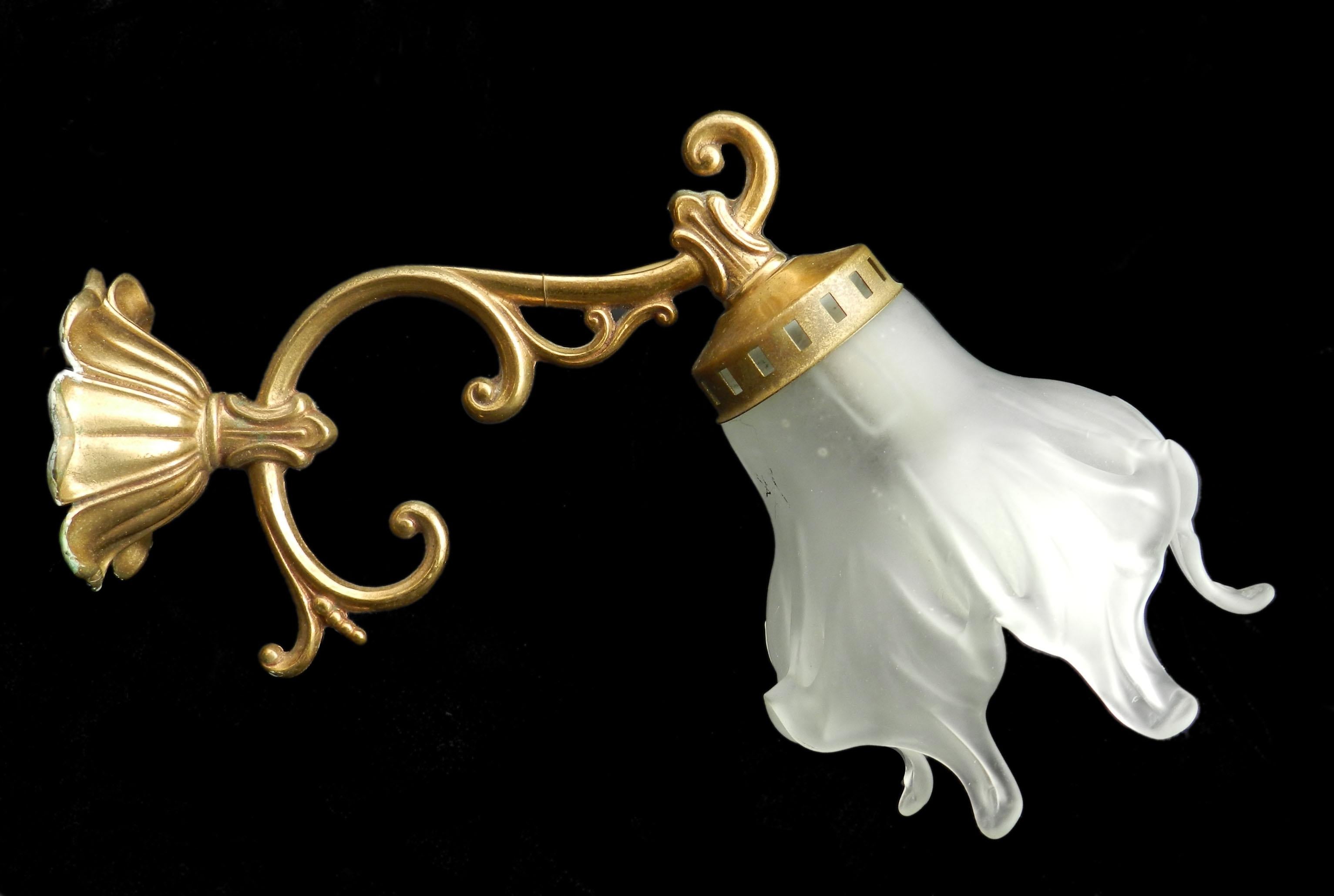 Solo Wall Light Sconce Glass Shade Louis XV Revival, Mid 20th Century In Good Condition For Sale In Mimizan, FR