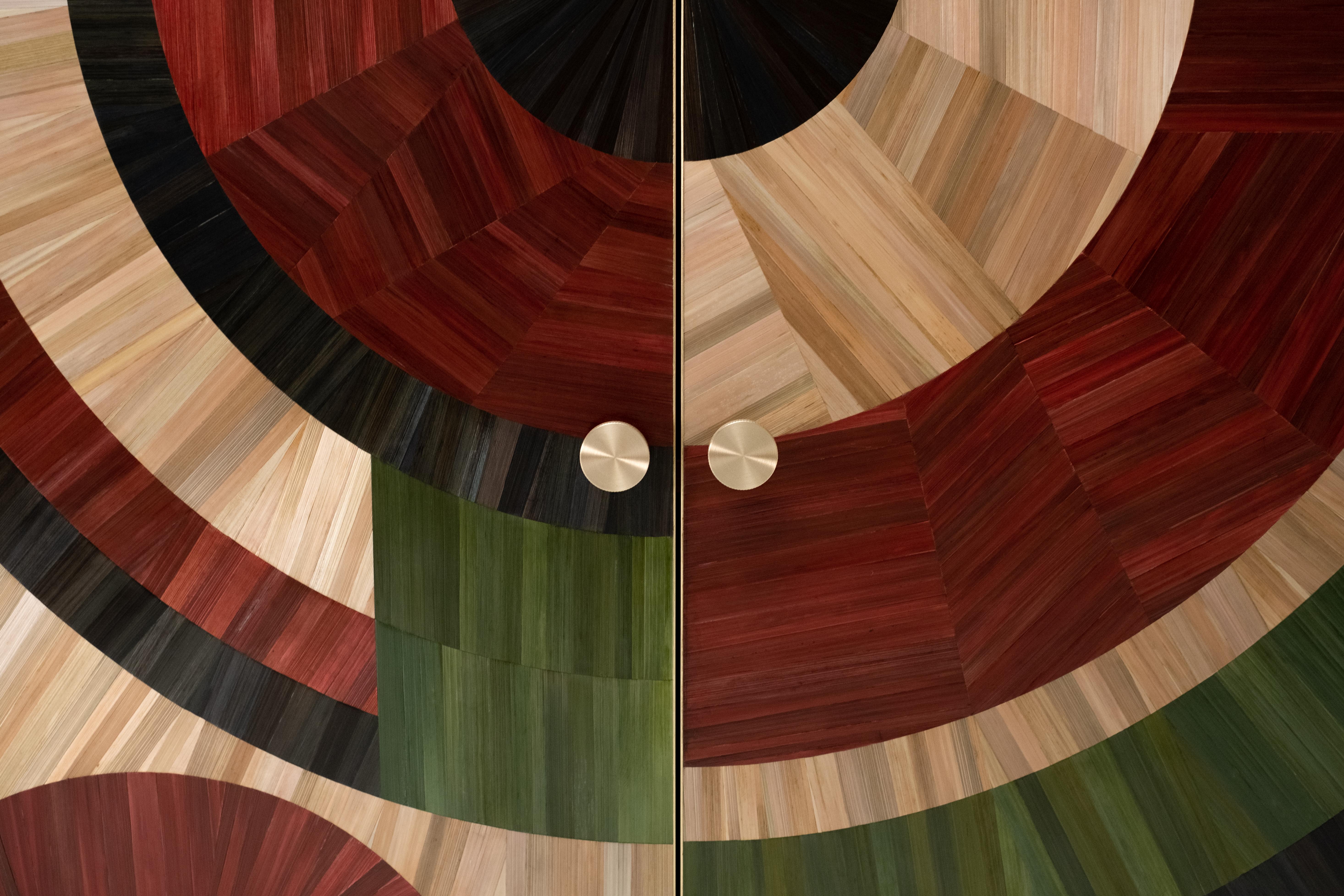 Marqueterie Armadio in legno Art Deco con intarsio di paglia Solomia Verde Rosso Nero di RUDA Studio in vendita