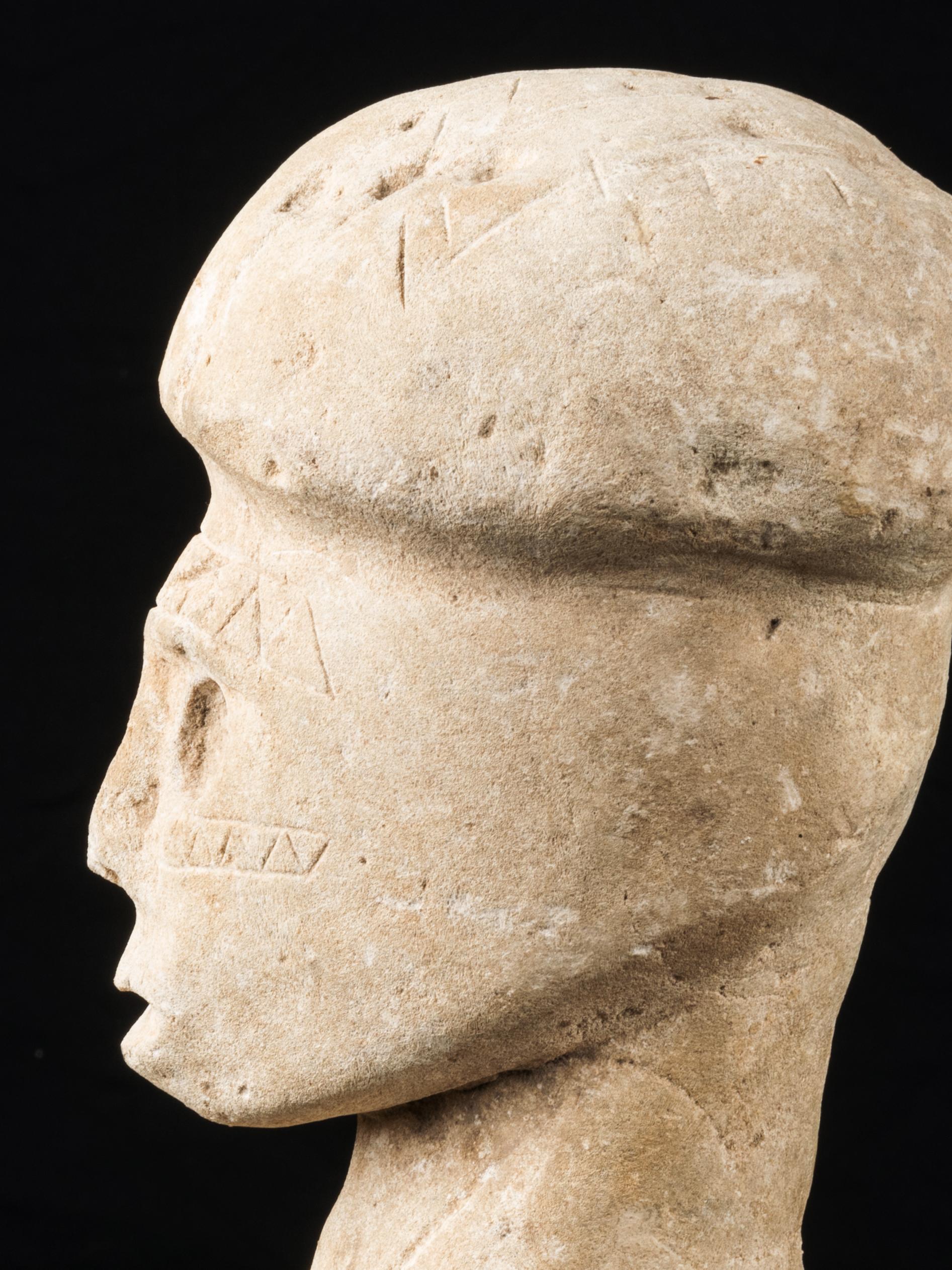 Ancestor-Kopf aus Korallenstein von Solomon Islands, geschnitzt im Zustand „Gut“ im Angebot in Leuven , BE