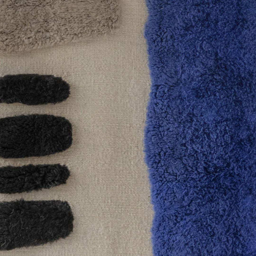 Solstice strahlt eine moderne und fühlbare Eleganz aus, die abstrakte Formen und leuchtende Farben miteinander verbindet und die Wärme und Vitalität der marokkanischen Sonne heraufbeschwört.
Der Mix aus verschiedenen Texturen, von plüschigen,
