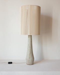 Lampada da tavolo in ceramica strutturata Solstice Matt Speckled Grey di Grès Éditions