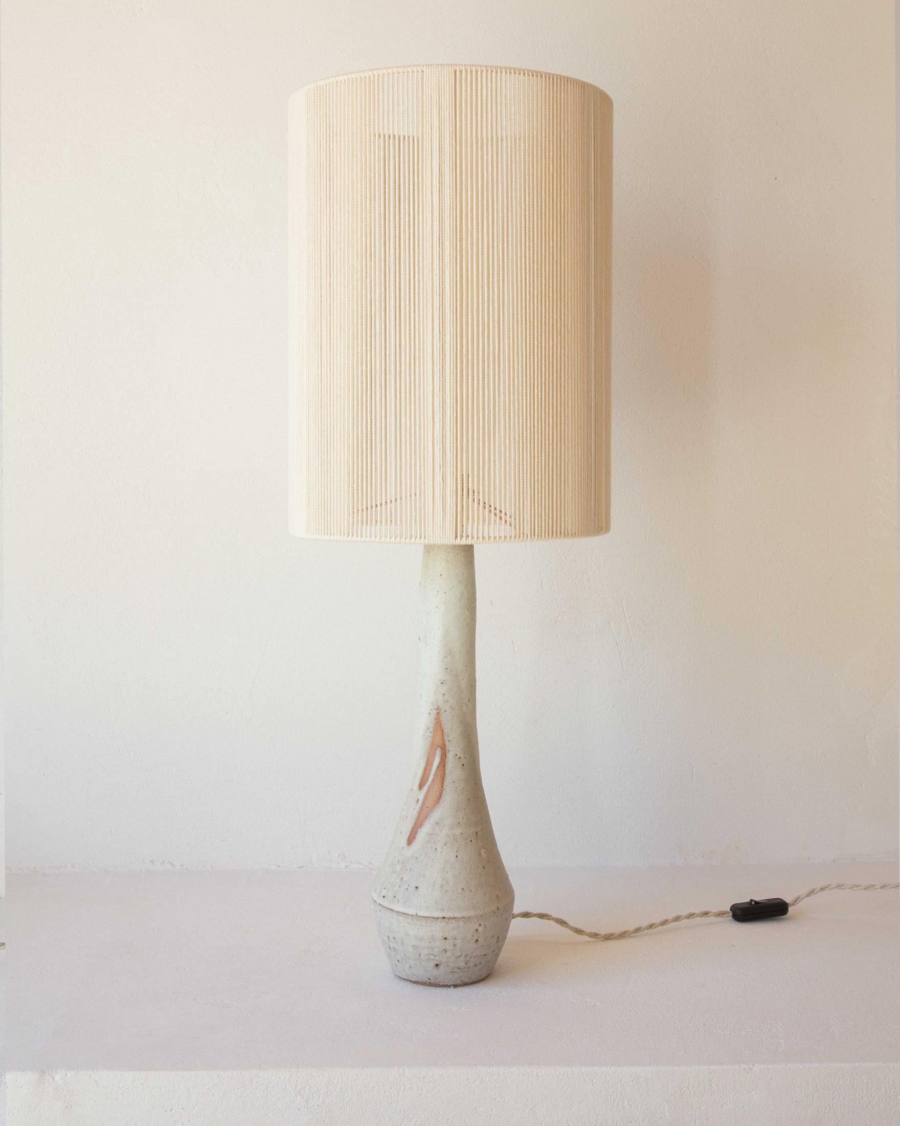 Lampe de table Solstice en céramique blanc crème mat par Grès Éditions
Pièce unique.
Dimensions : Abat-jour : Ø 30 x H 40 cm.
Base : H 42 cm.
MATERIAL : Coton écru et céramique.
Poids : 3 kg.

Système électrique : câble électrique tissé en lin