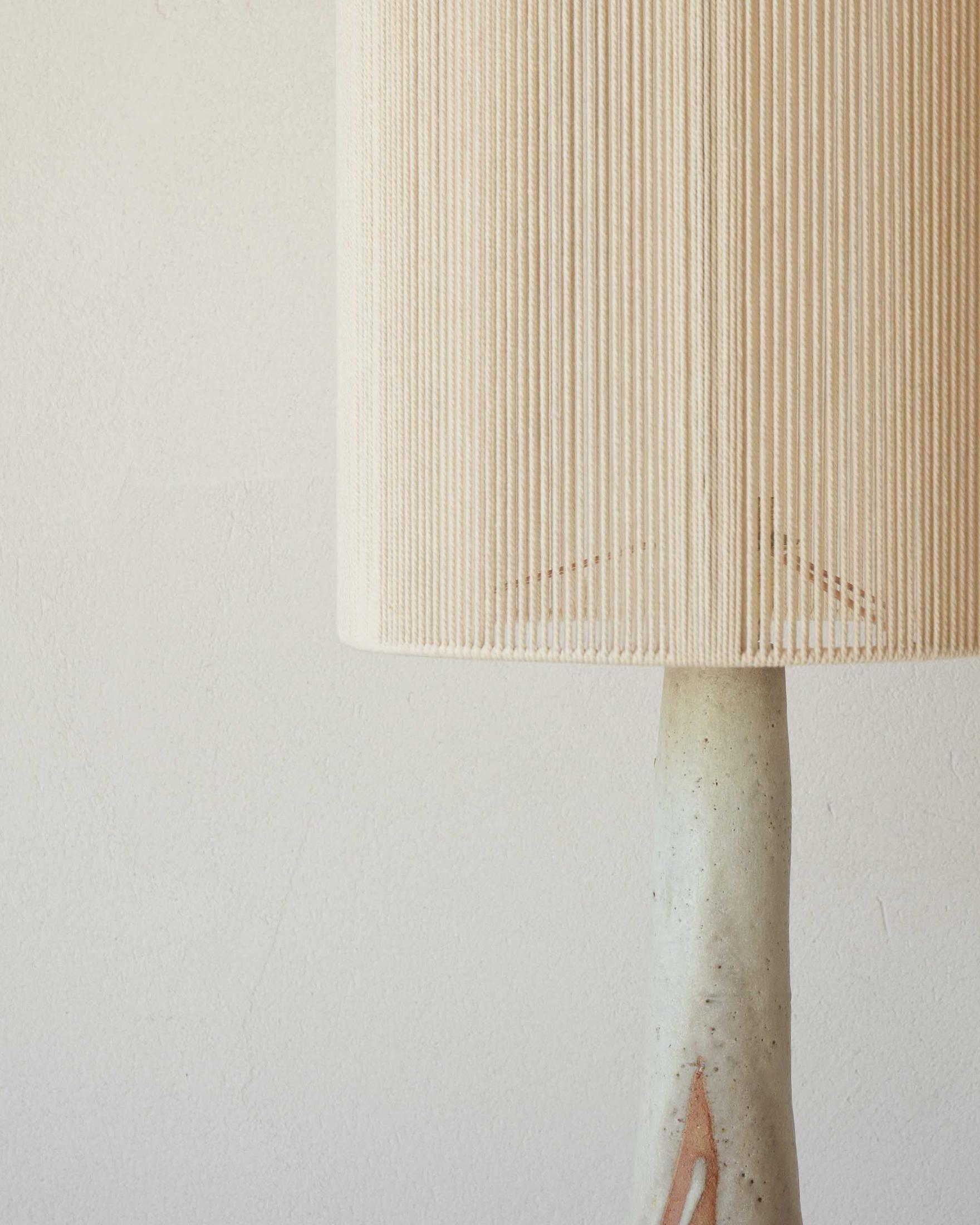 Postmoderne Lampe de table Solstice en céramique blanc crème mat par Grès Éditions en vente