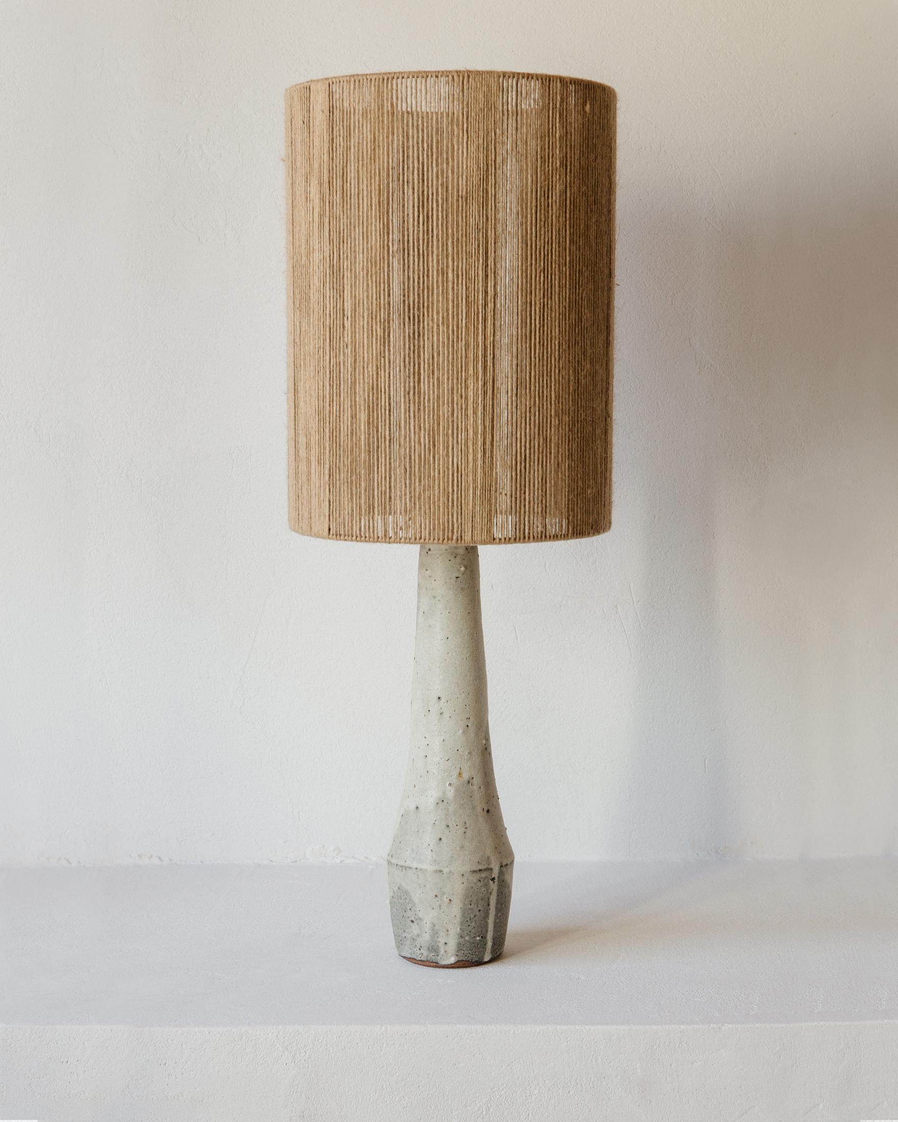 Solstice Lampe de table en céramique texturée brute blanc gris par Grès Éditions
Pièce unique.
Dimensions : Abat-jour : Ø 30 x H 40 cm.
Base : H 42 cm.
MATERIAL : Jute et céramique.
Poids : 3 kg.

Système électrique : câble électrique tissé en lin