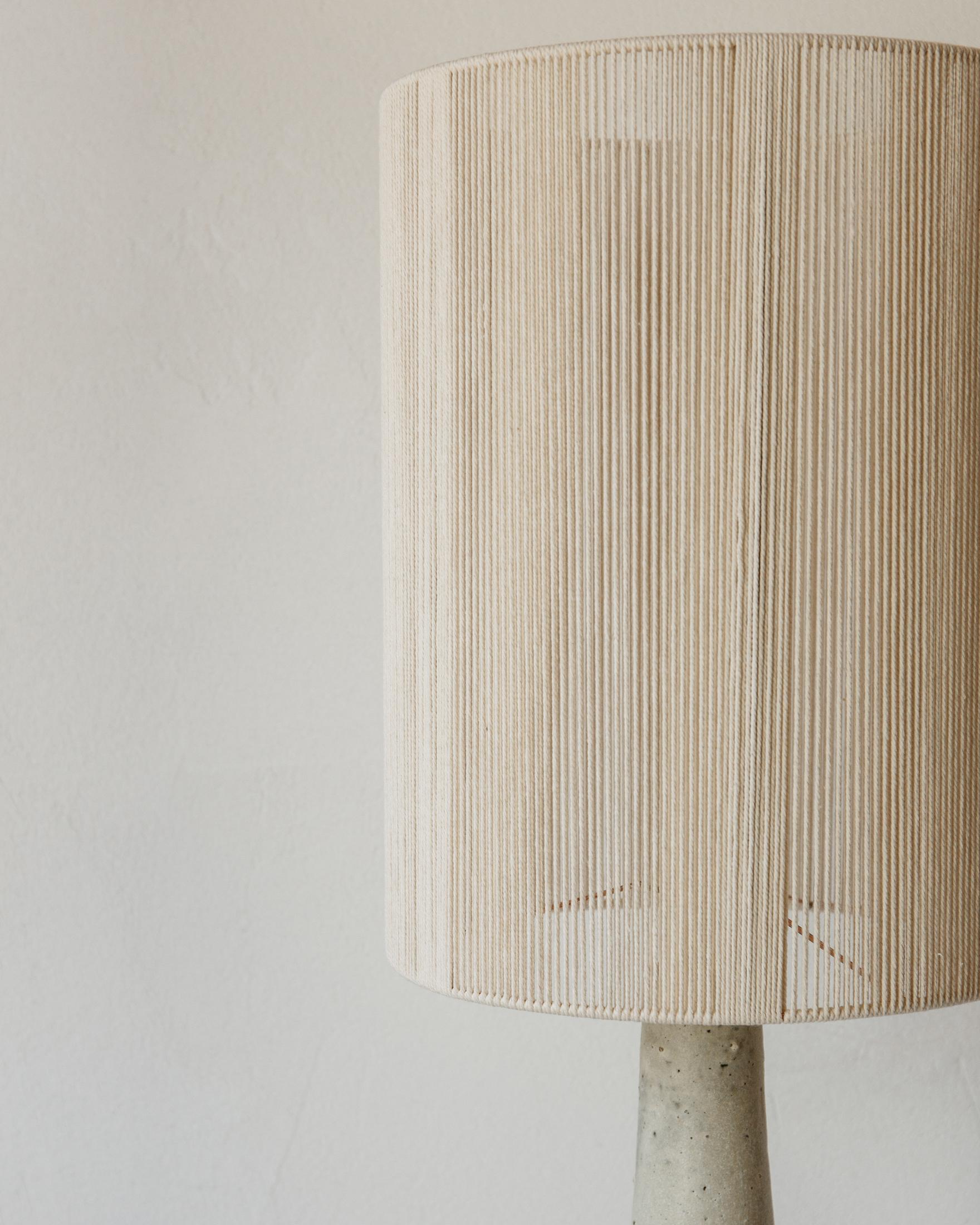 Postmoderne Solstice Lampe de table en céramique texturée brute blanc gris par Grès Éditions en vente