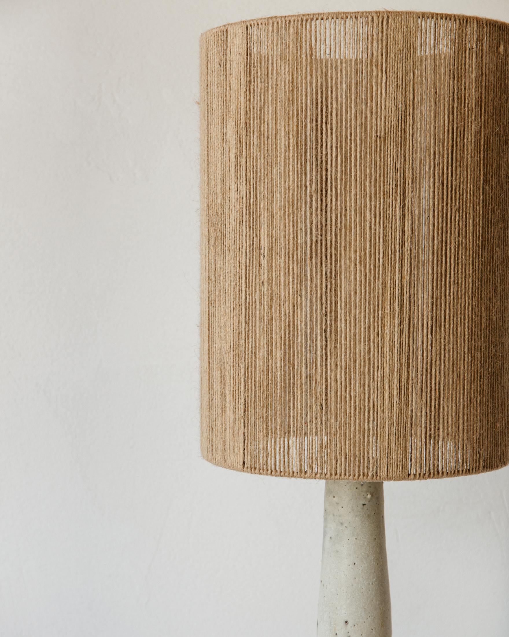 Postmoderne Solstice Lampe de table en céramique texturée brute blanc gris par Grès Éditions en vente
