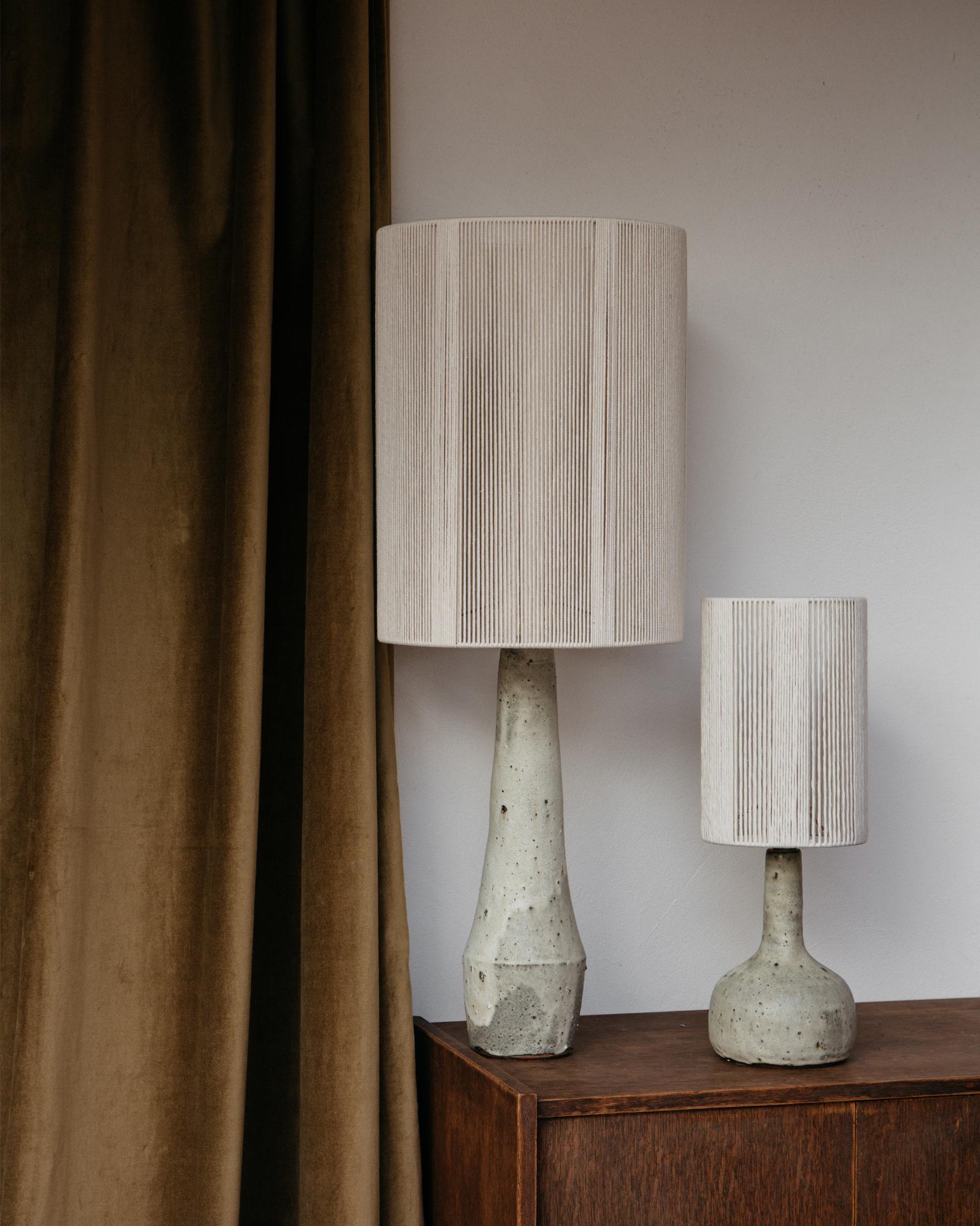 Solstice Lampe de table en céramique texturée brute blanc gris par Grès Éditions Neuf - En vente à Geneve, CH