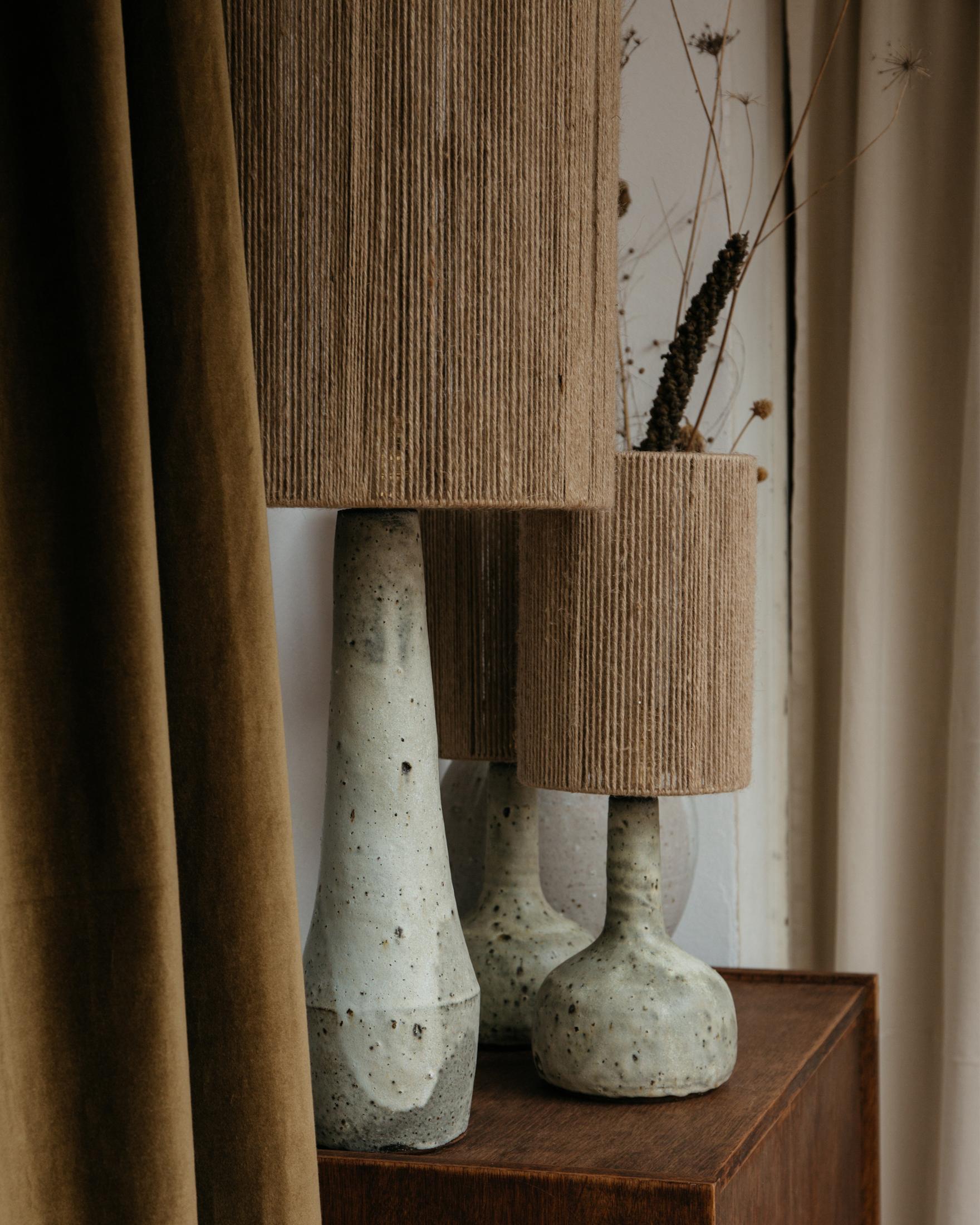 Solstice Lampe de table en céramique texturée brute blanc gris par Grès Éditions Neuf - En vente à Geneve, CH