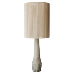 Lámpara de sobremesa de cerámica con textura en bruto gris blanco Solstice by Grès Éditions