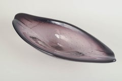 Sölvehyttan, Sweden. Large art glass bowl with violet hue and air bubbles. 1970s