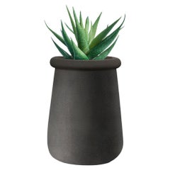 Jardinera mediana de piedra negra Soma de Indigenus