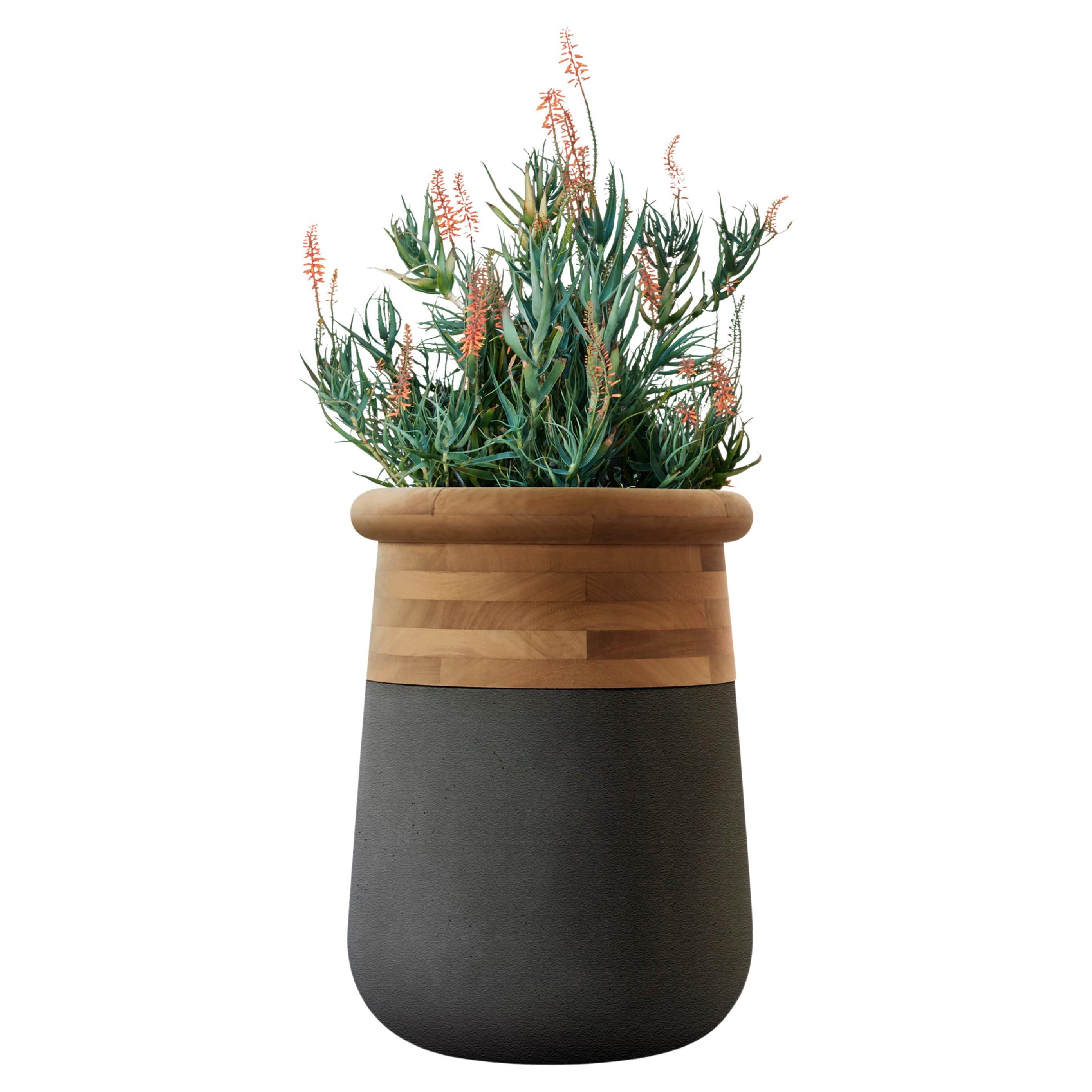 Jardinera mediana de madera aceitada y piedra negra Soma de Indigenus
