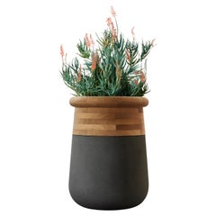 Jardinera mediana de madera aceitada y piedra negra Soma de Indigenus