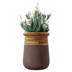 Jardinera mediana de madera aceitada y piedra marrón Soma de Indigenus