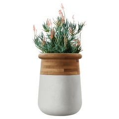Jardinera mediana de madera aceitada y piedra gris Soma de Indigenus