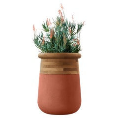 Jardinera mediana de madera aceitada y piedra de terracota Soma de Indigenus