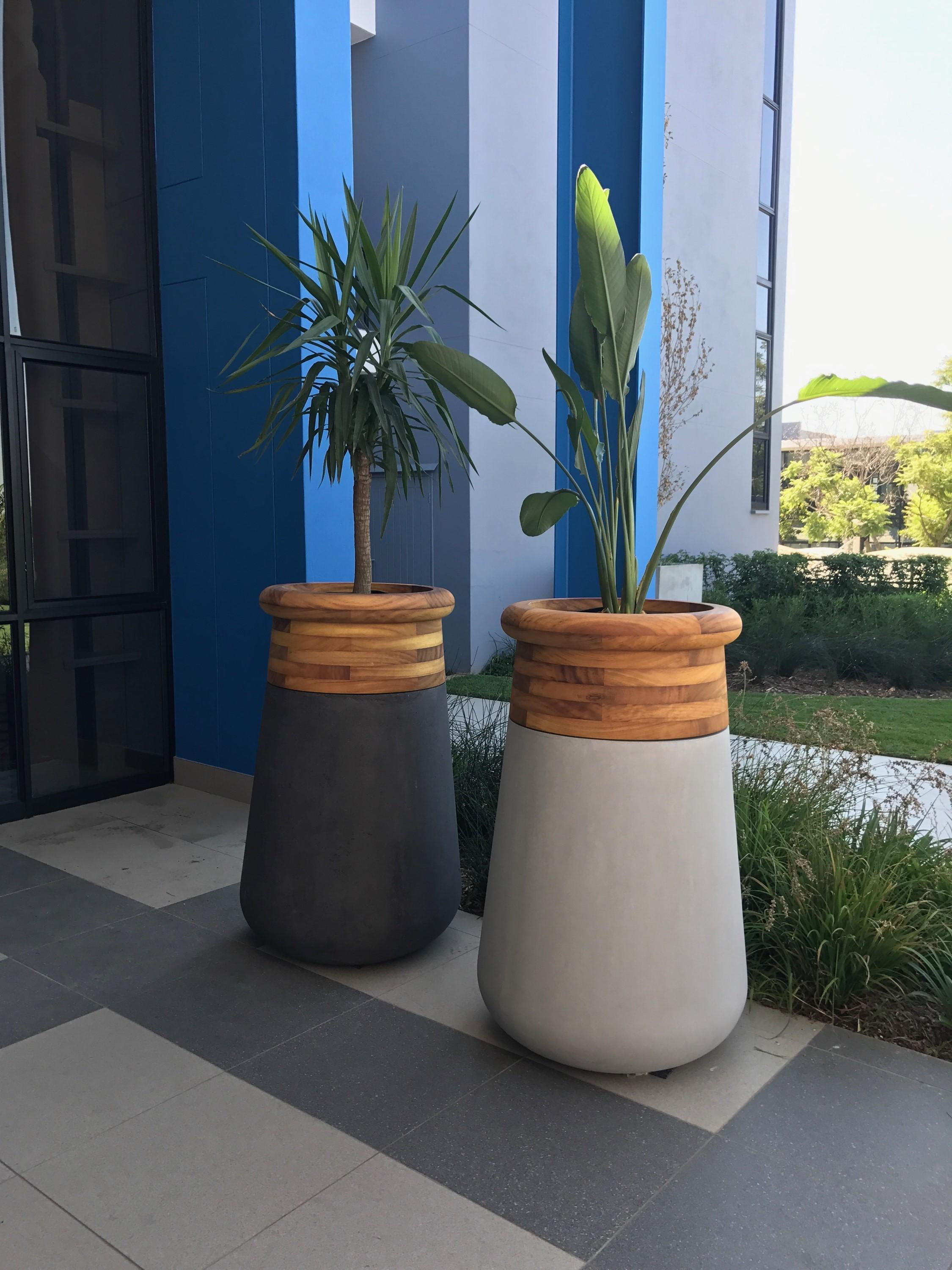 Jardinera mediana de madera aceitada y piedra blanca Soma de Indigenus en venta 3