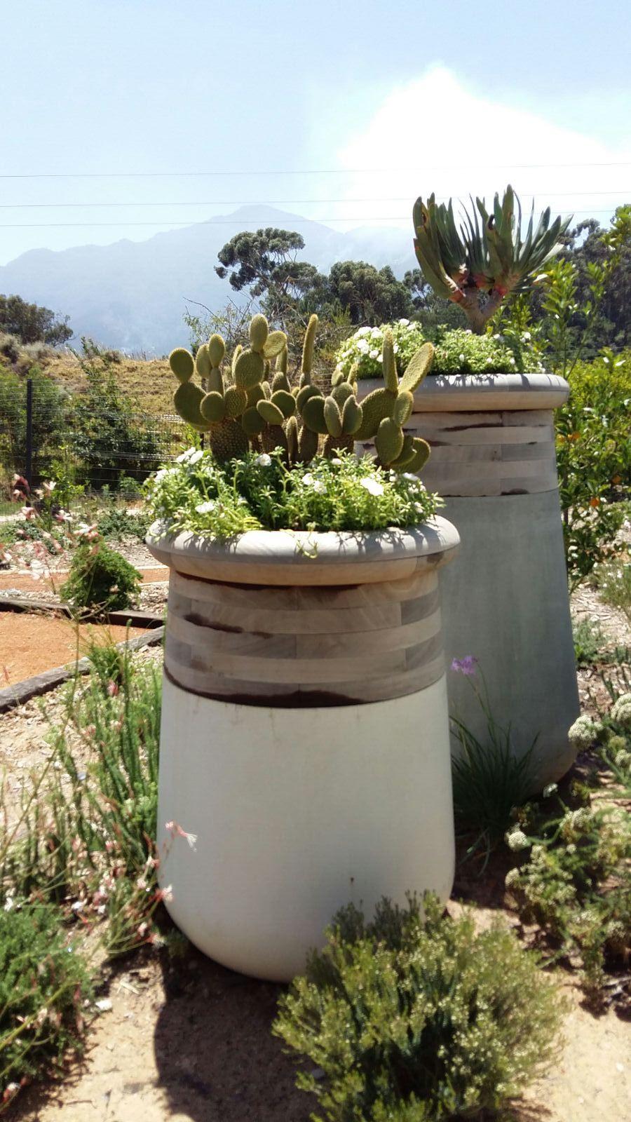Jardinera mediana de madera aceitada y piedra blanca Soma de Indigenus Piedra en venta