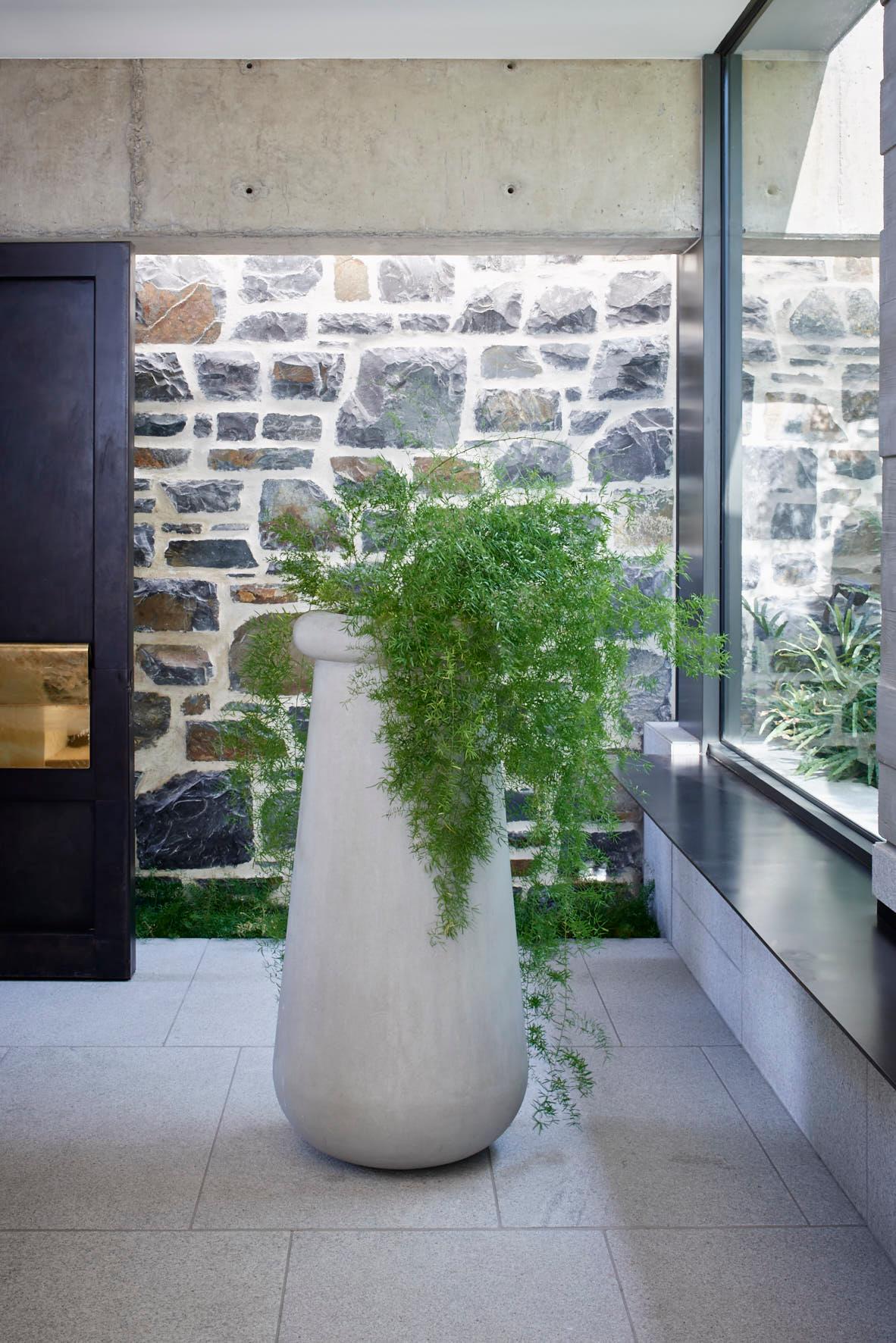 Jardinera mediana de piedra blanca Soma de Indigenus Posmoderno en venta
