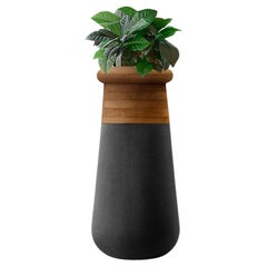 Fioriera Soma Slim XS in legno oliato e pietra nera di Indigenus