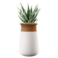 Jardinera alta de madera aceitada y piedra blanca Soma de Indigenus