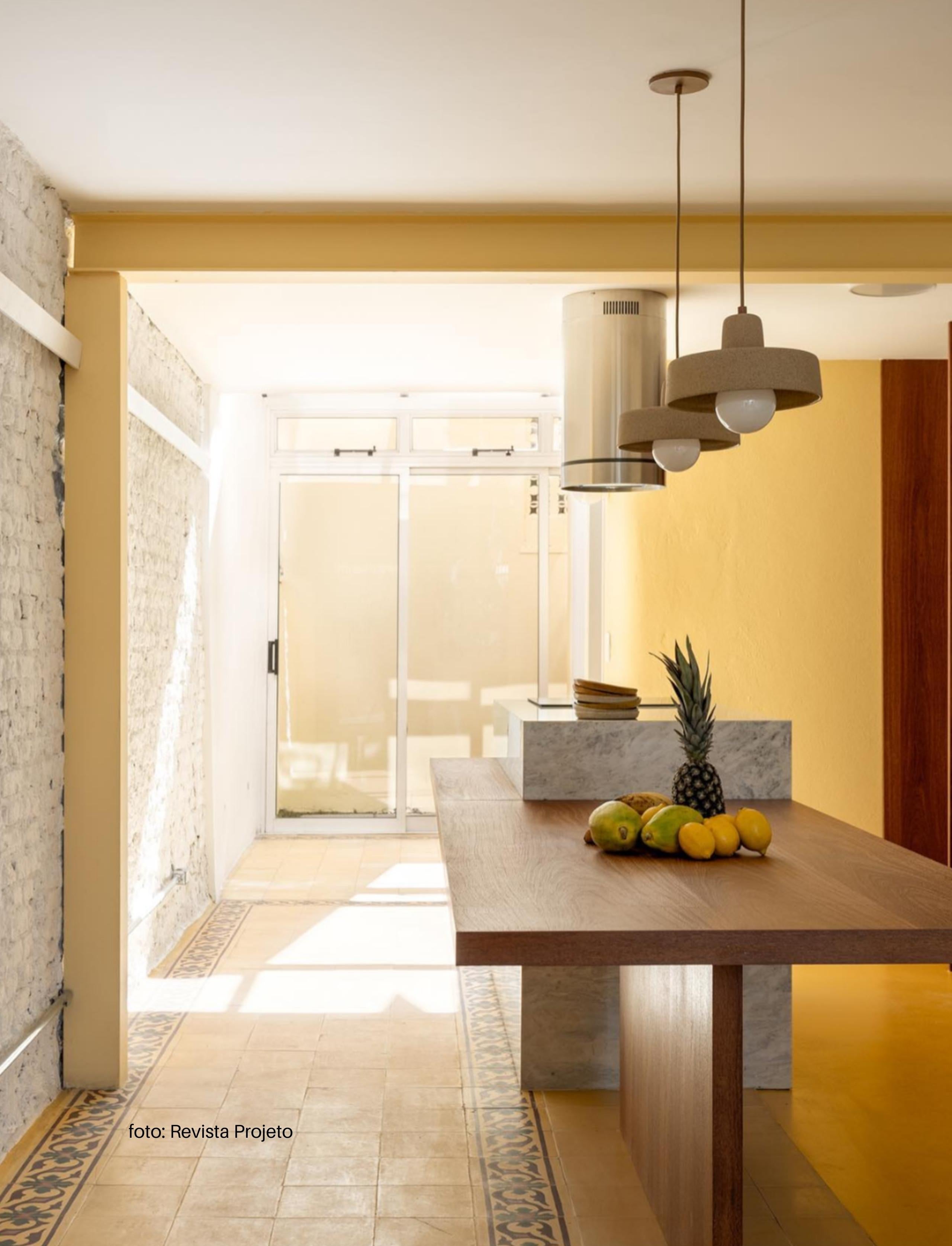 The Sombreira pendant lamp is part of the Romaria collection, developed by Raísa Anderson, the brand's creative director, and produced in the interior of São Paulo, using clay, by Luis Airton, a partner ceramist with over 30 years of experience in