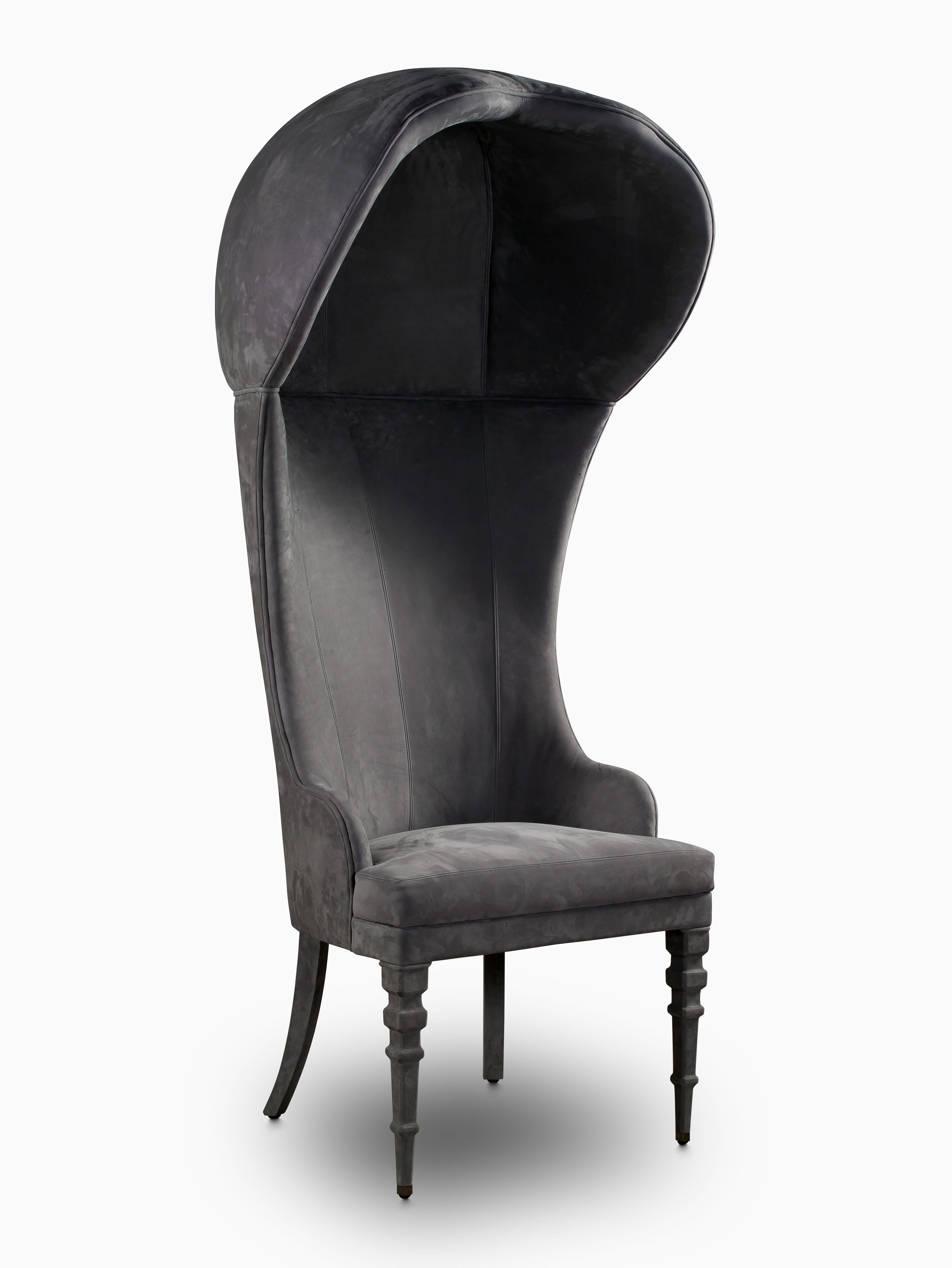 Sombrero, c'est une chaise inconditionnelle.
Siège imposant, au charme théâtral, Sombrero de Clan Milano présente des profils sinueux qui se projettent en dôme vers le haut. Les formes enveloppantes du dossier garantissent confort et