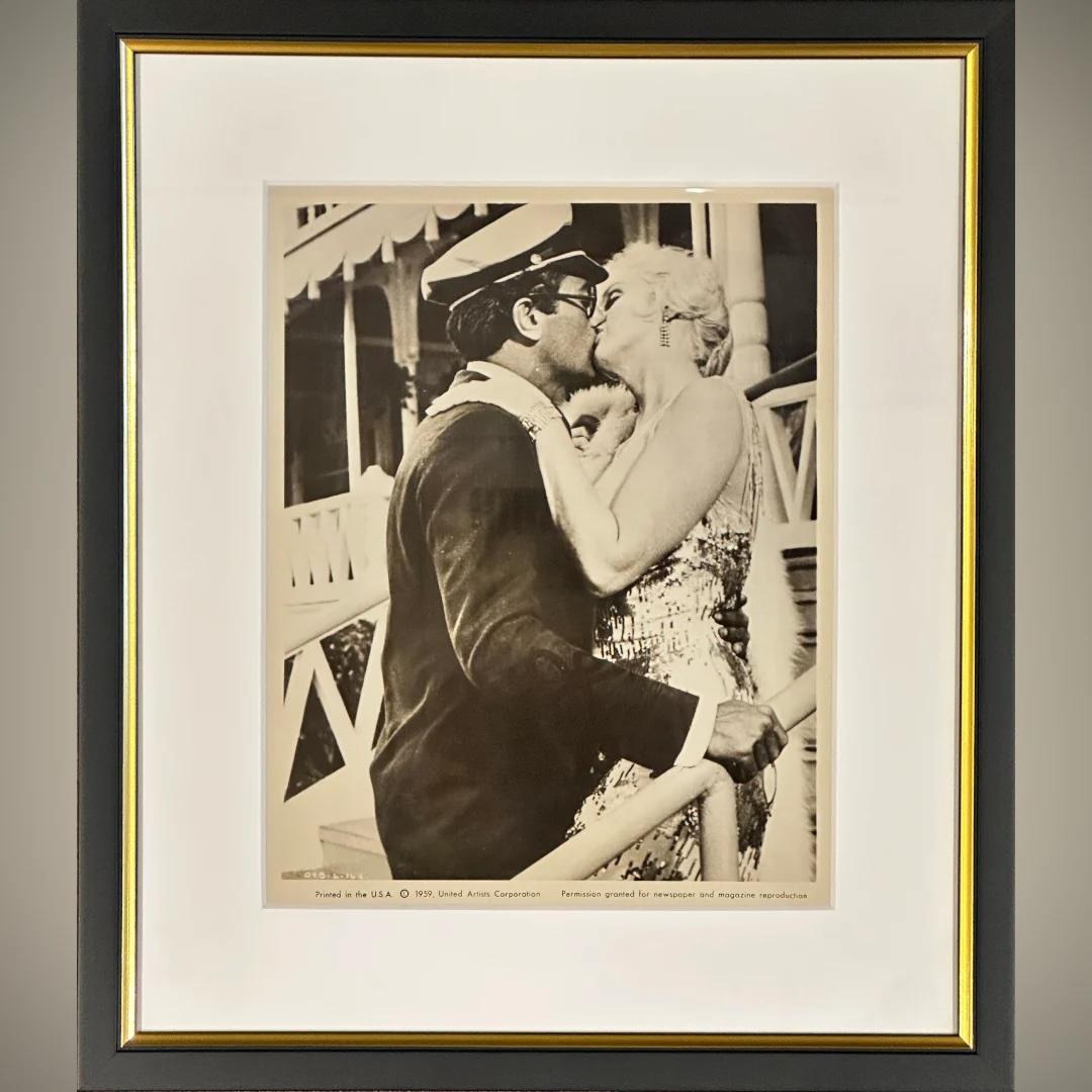 Manche mögen's heiß (1959) - FRAMED
Foto Standbild (8 X 10 Zoll)
£325.00
Eine Frage stellen
Original 1959 United Artists Corporation s/w Werbestandbild.

Ein romantisches Standbild aus Some Like It Hot zeigt Tony Curtis, der als Millionär 