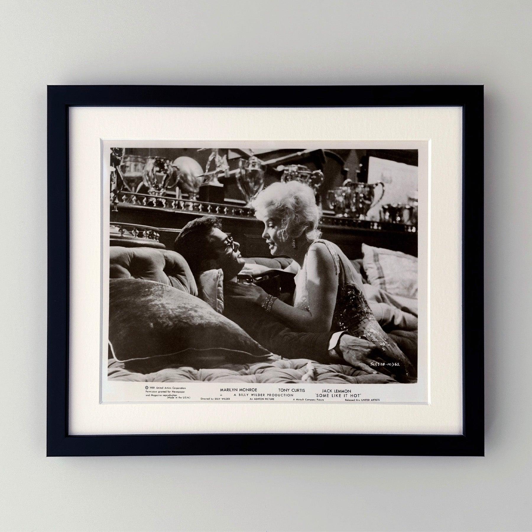 Original 8x10 Zoll Publicity Film Still für Some Like It Hot (1959) mit Marilyn Monroe, Tony Curtis und Jack Lemmon in den Hauptrollen und unter der Regie von Billy Wilder.

Werbefotos (Film/Produktion) wurden erstellt, um die Studios bei der