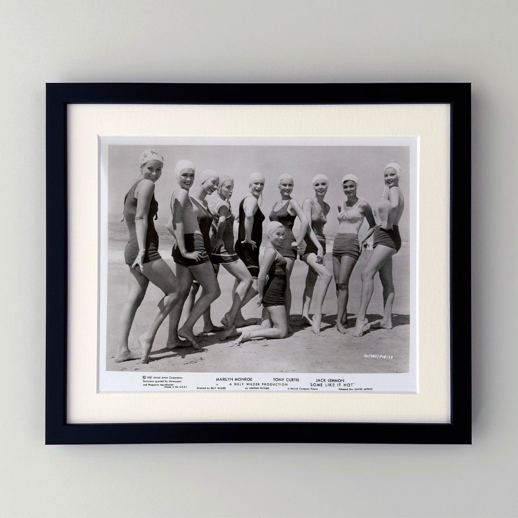 Original 8x10 Zoll Publicity Film Still für Some Like It Hot (1959) mit Marilyn Monroe, Tony Curtis und Jack Lemmon in den Hauptrollen und unter der Regie von Billy Wilder.

Werbefotos (Film/Produktion) wurden erstellt, um die Studios bei der