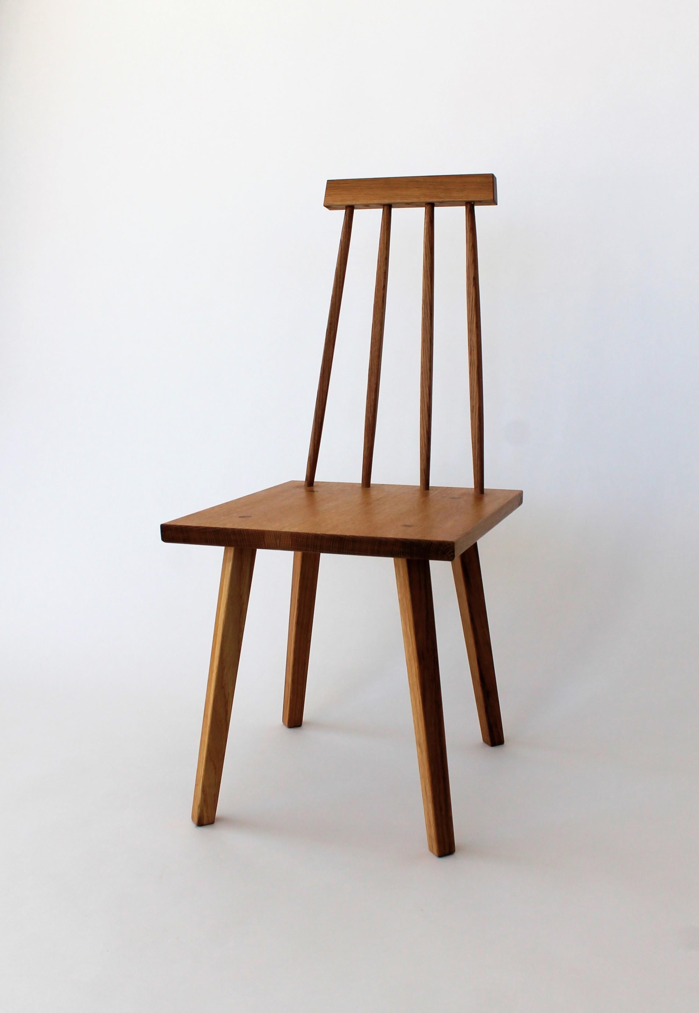 Inspiriert von der lässigen Eleganz skandinavischer Cafés mit ihrer klaren, minimalen Ästhetik und gerade genug Skurrilität, um die Stimmung aufrechtzuerhalten, wurde der Sommar Dining Chair entworfen, um eine Vielzahl von Funktionen zu erfüllen. Er