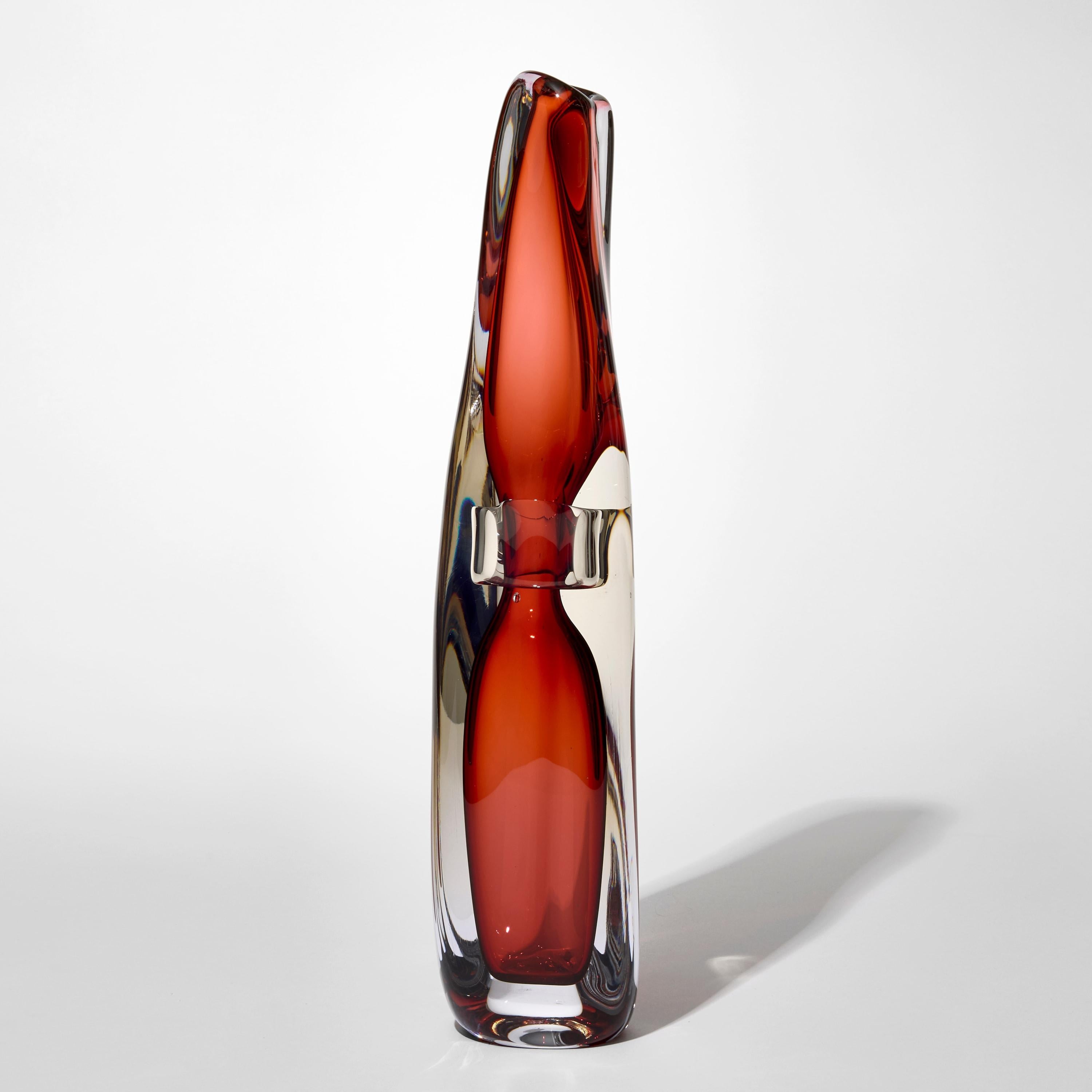 Organico moderno Sommario in Aurora Rotlich, una scultura in vetro fluido rosso intenso di Vic Bamforth in vendita