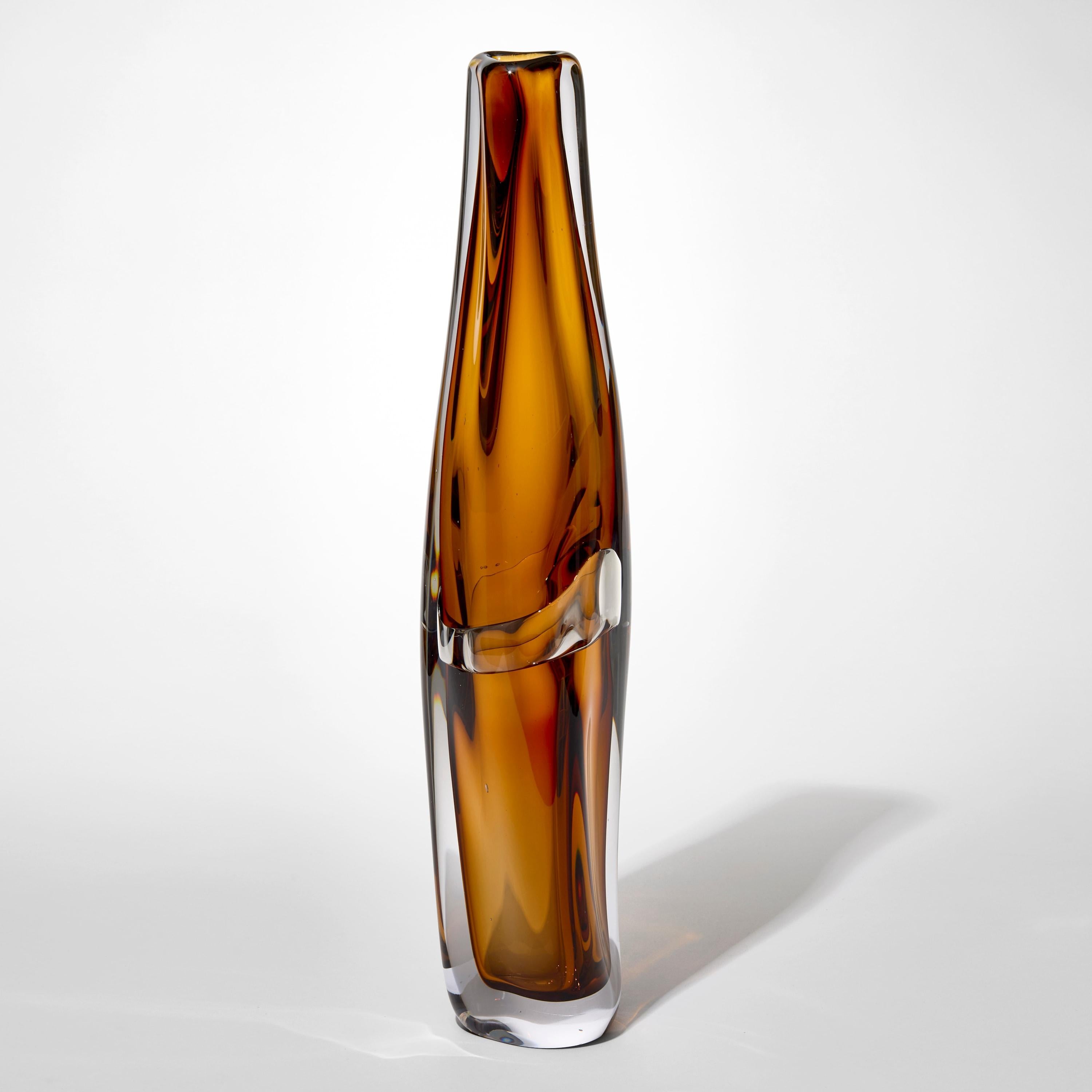 'Sommarial in Bernstein Gelb' è un vaso scultoreo in vetro soffiato a mano unico nel suo genere, realizzato dall'artista britannico Vic Bamforth.

Bamforth è un artista che ha contribuito a portare l'esigente tecnica del graal nel 21° secolo.