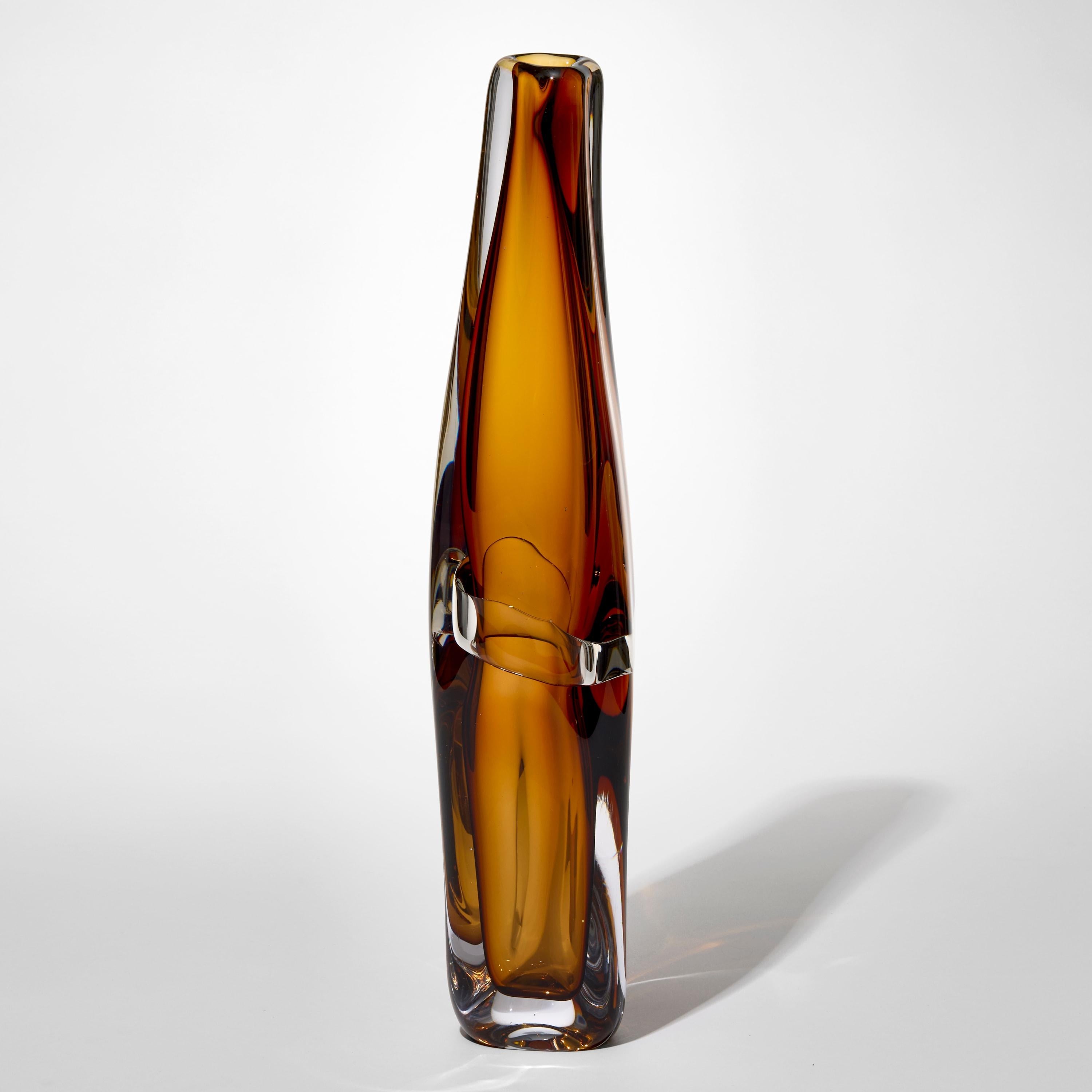 Organico moderno Sommarial in Bernstein Gelb, un vaso in vetro soffiato a mano color ambra di Vic Bamforth in vendita