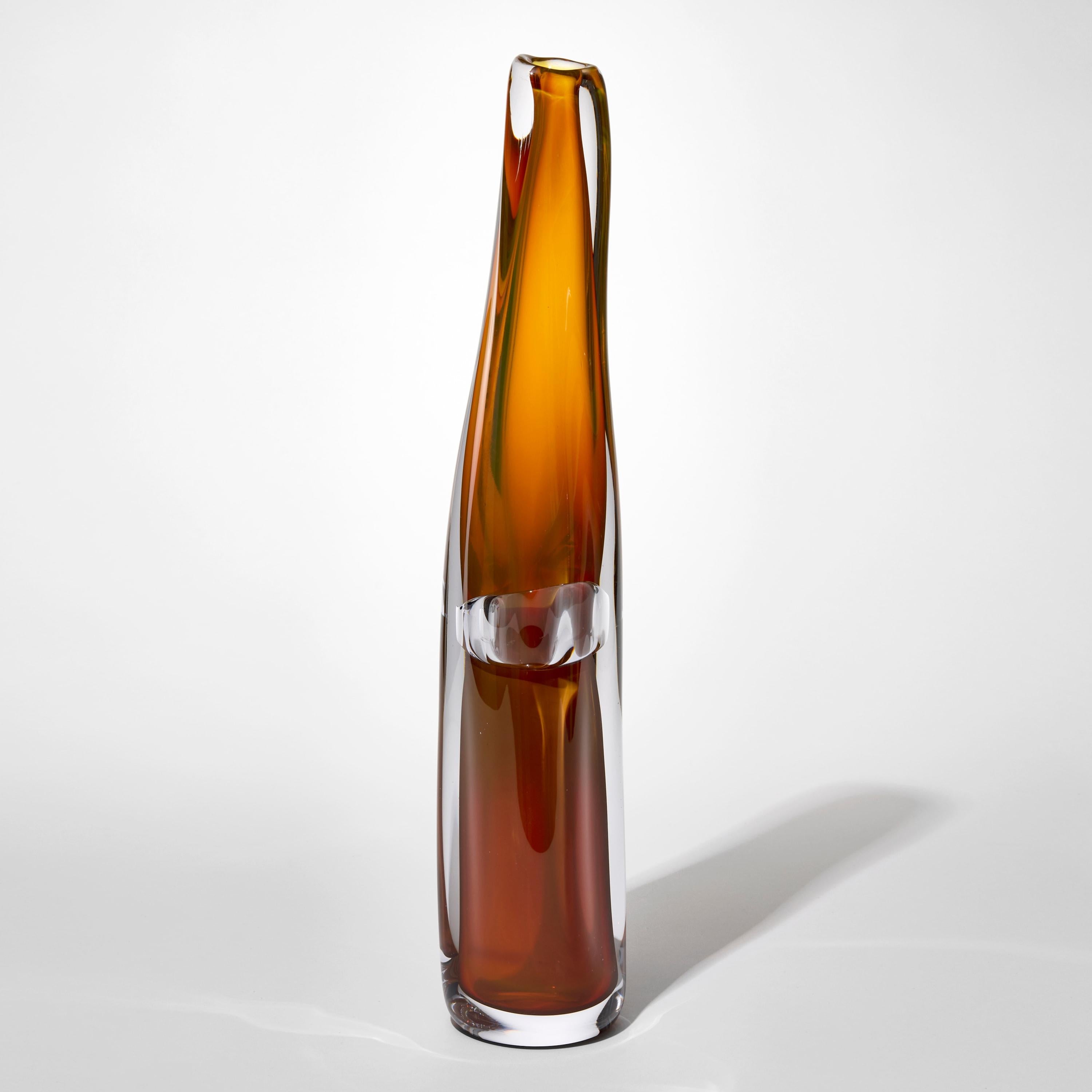 Organico moderno Sommarial in Iris Gelb, un vaso in vetro soffiato a mano di Vic Bamforth di colore ambra scuro. in vendita