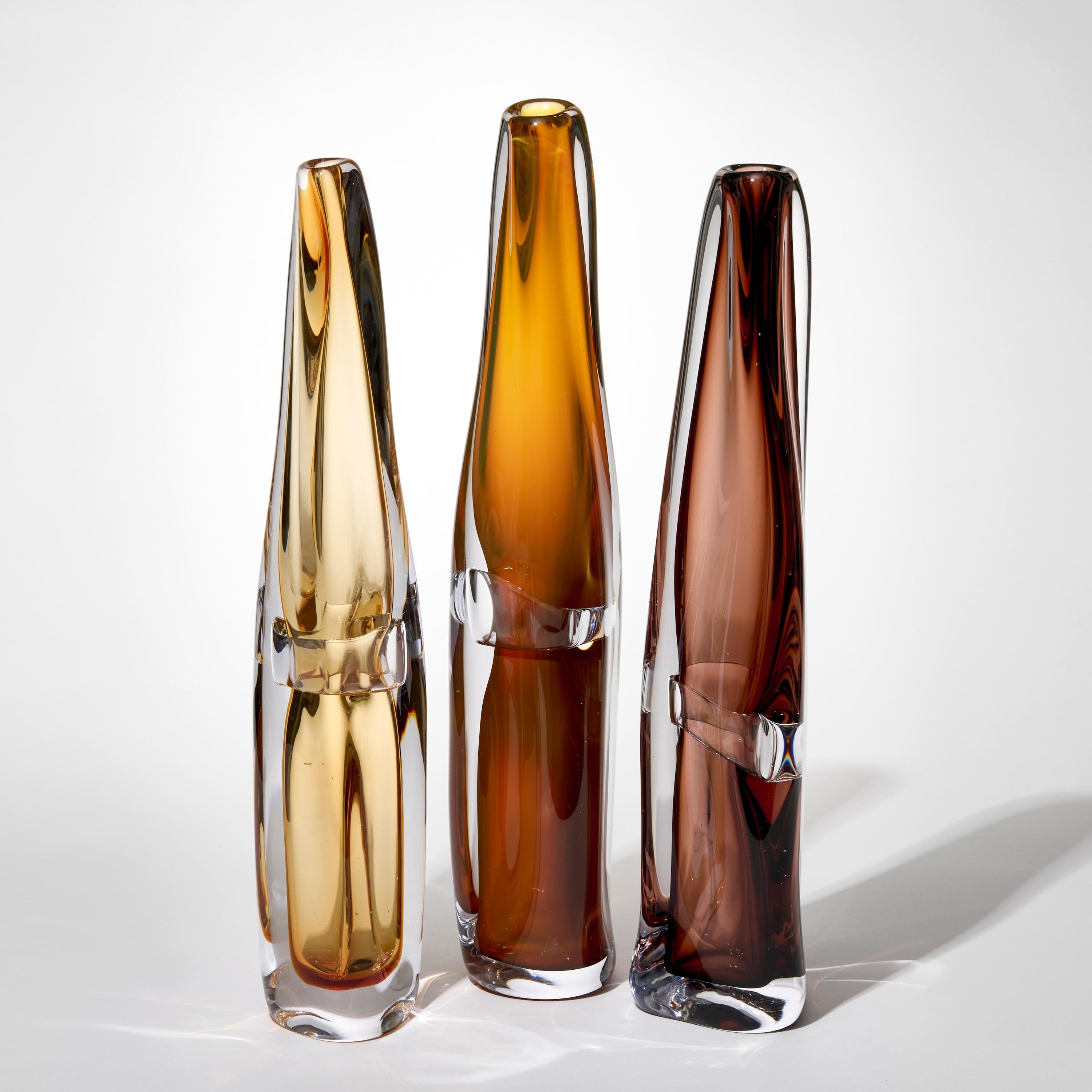 Britannico Sommarial in Iris Gelb, un vaso in vetro soffiato a mano di Vic Bamforth di colore ambra scuro. in vendita