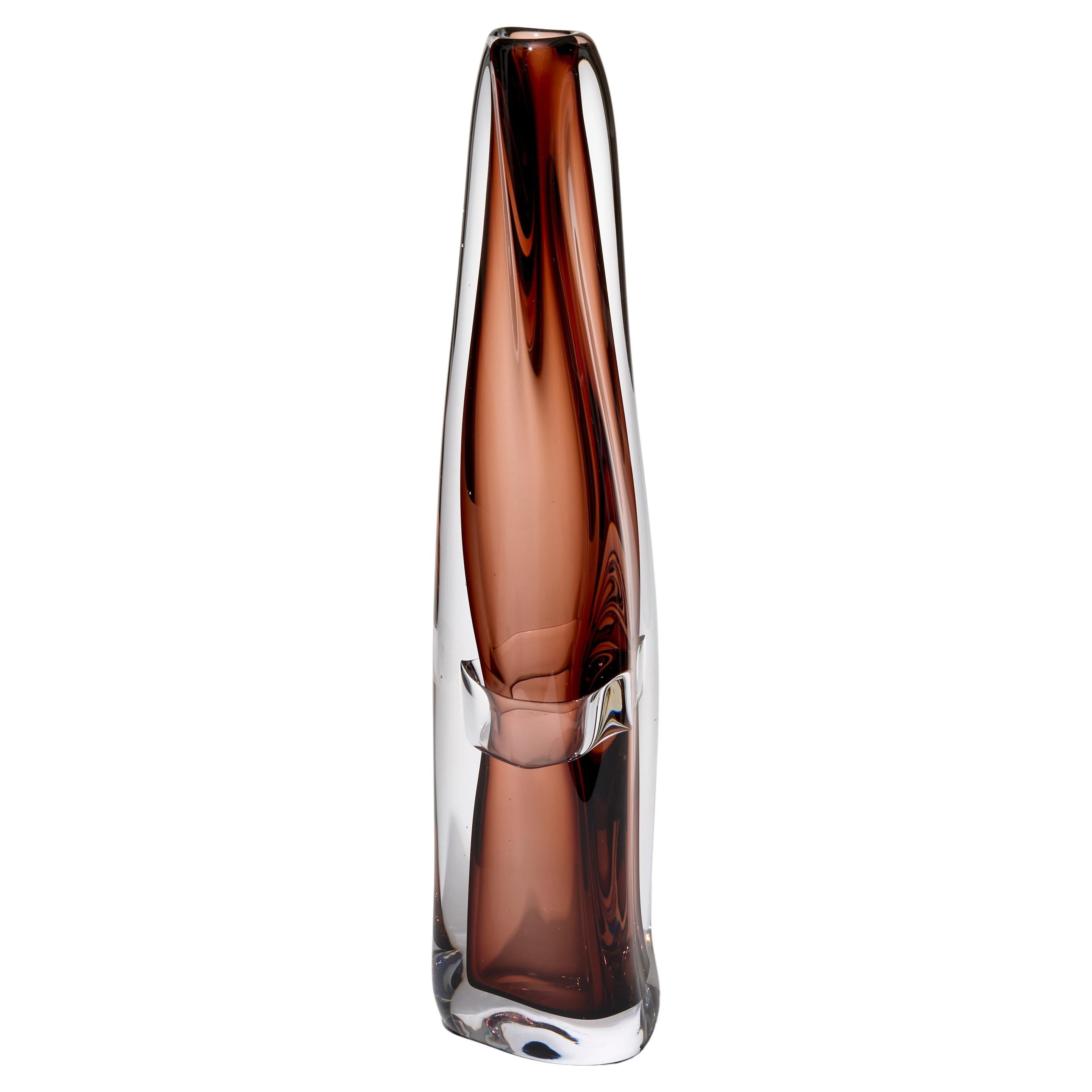 Sommarial in Tea, una scultura in vetro fluido marrone ricco di Vic Bamforth