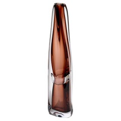 Sommarial in Tea, una scultura in vetro fluido marrone ricco di Vic Bamforth