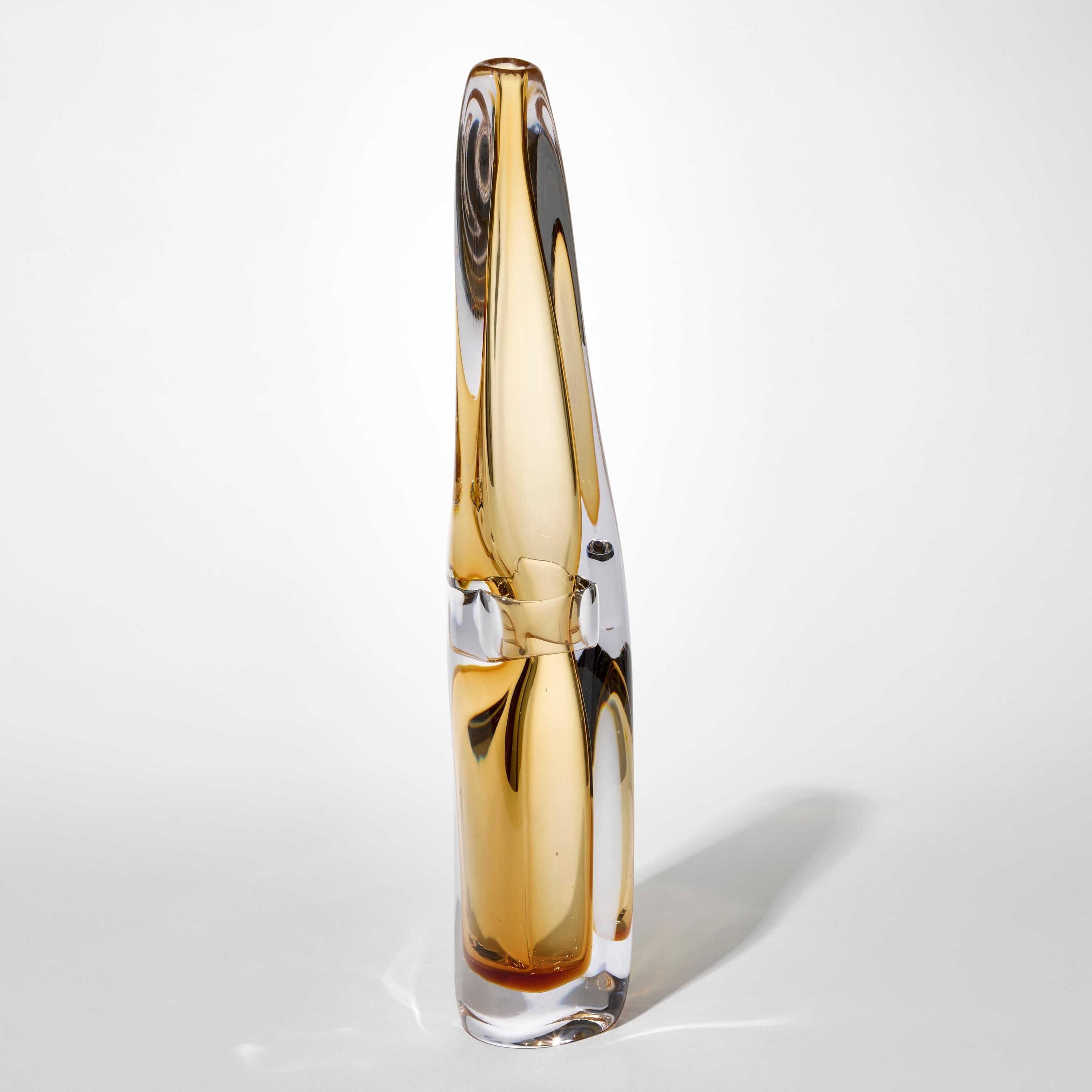 'Sommarial in Whiskey II' è un vaso scultoreo in vetro soffiato a mano unico nel suo genere, realizzato dall'artista britannico Vic Bamforth. 

Bamforth è un artista che ha contribuito a portare l'esigente tecnica del graal nel 21° secolo. Combina