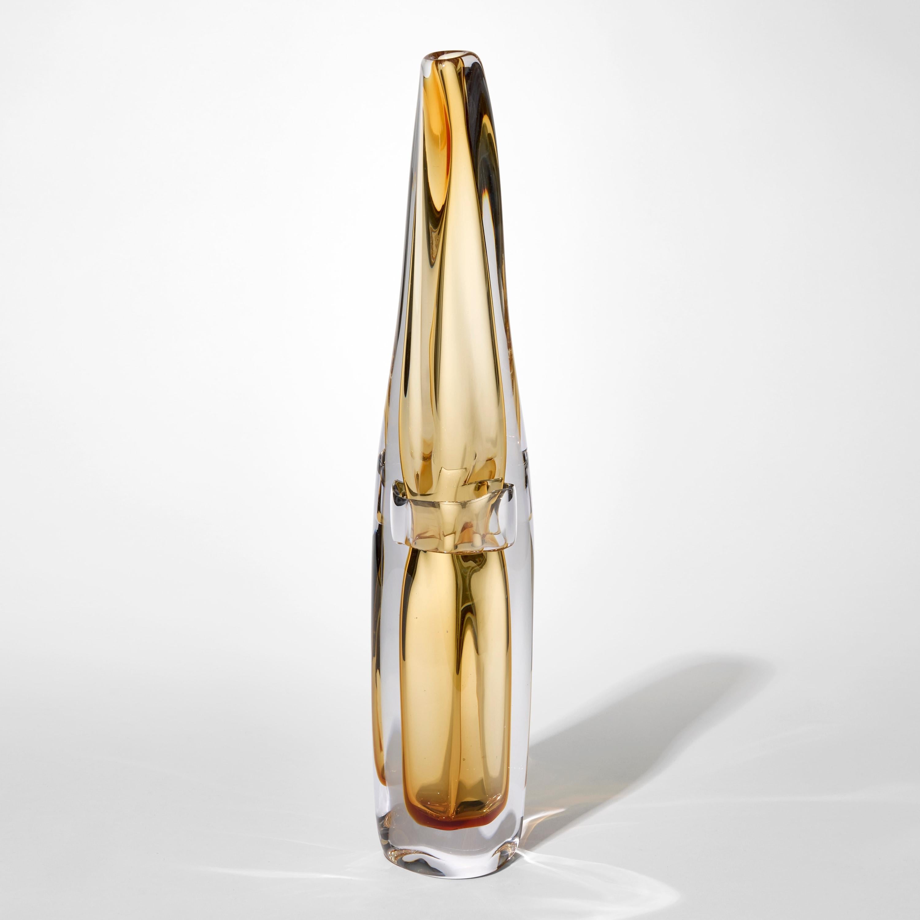 Organico moderno Sommarial in Whiskey II, vaso in vetro soffiato a mano ambrato morbido di Vic Bamforth in vendita