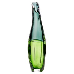 Sommercalmo 132, un vaso scultoreo in vetro bicolore verde di Vic Bamforth