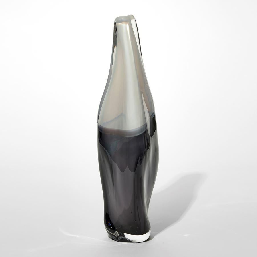 'Sommercalmo in Alabaster & Black' è un vaso scultoreo in vetro soffiato a mano unico nel suo genere, realizzato dall'artista britannico Vic Bamforth.

Con la sua collezione 