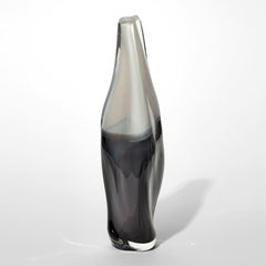 Sommercalmo in Alabaster & Black, vase monochrome en verre soufflé de Vic Bamforth