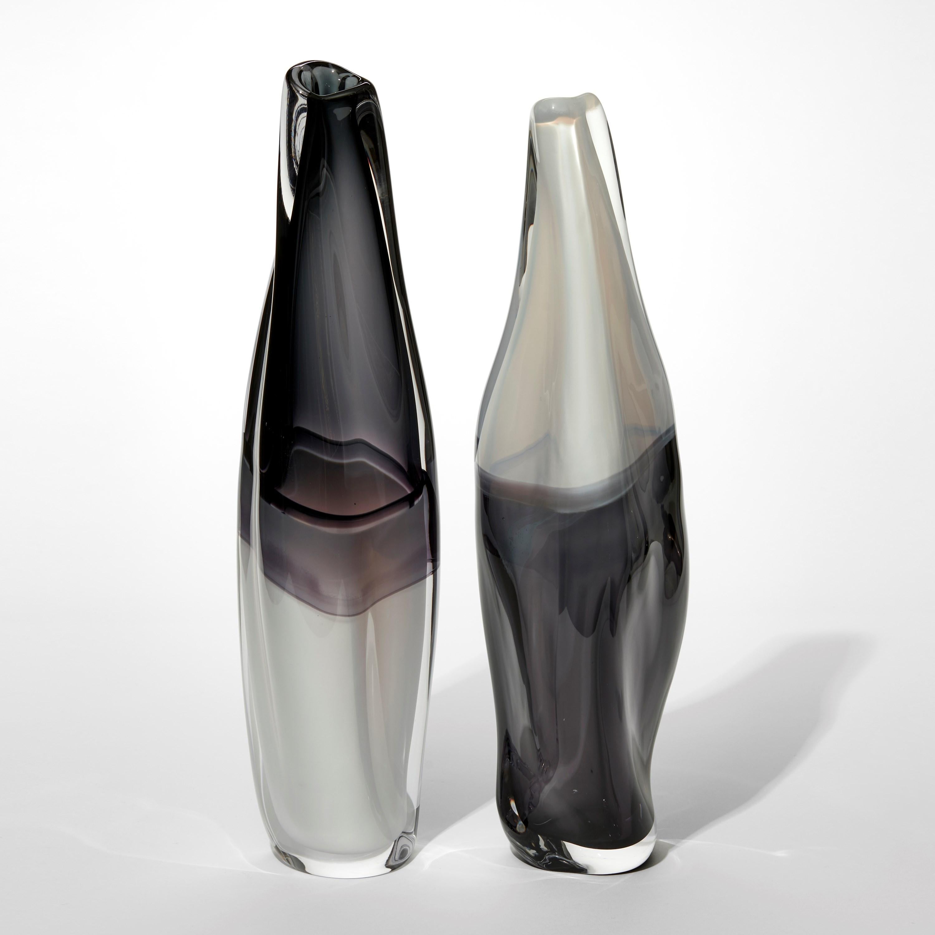 Organico moderno Sommercalmo in Alabastro e Nero, vaso monocromatico in vetro soffiato di Vic Bamforth in vendita