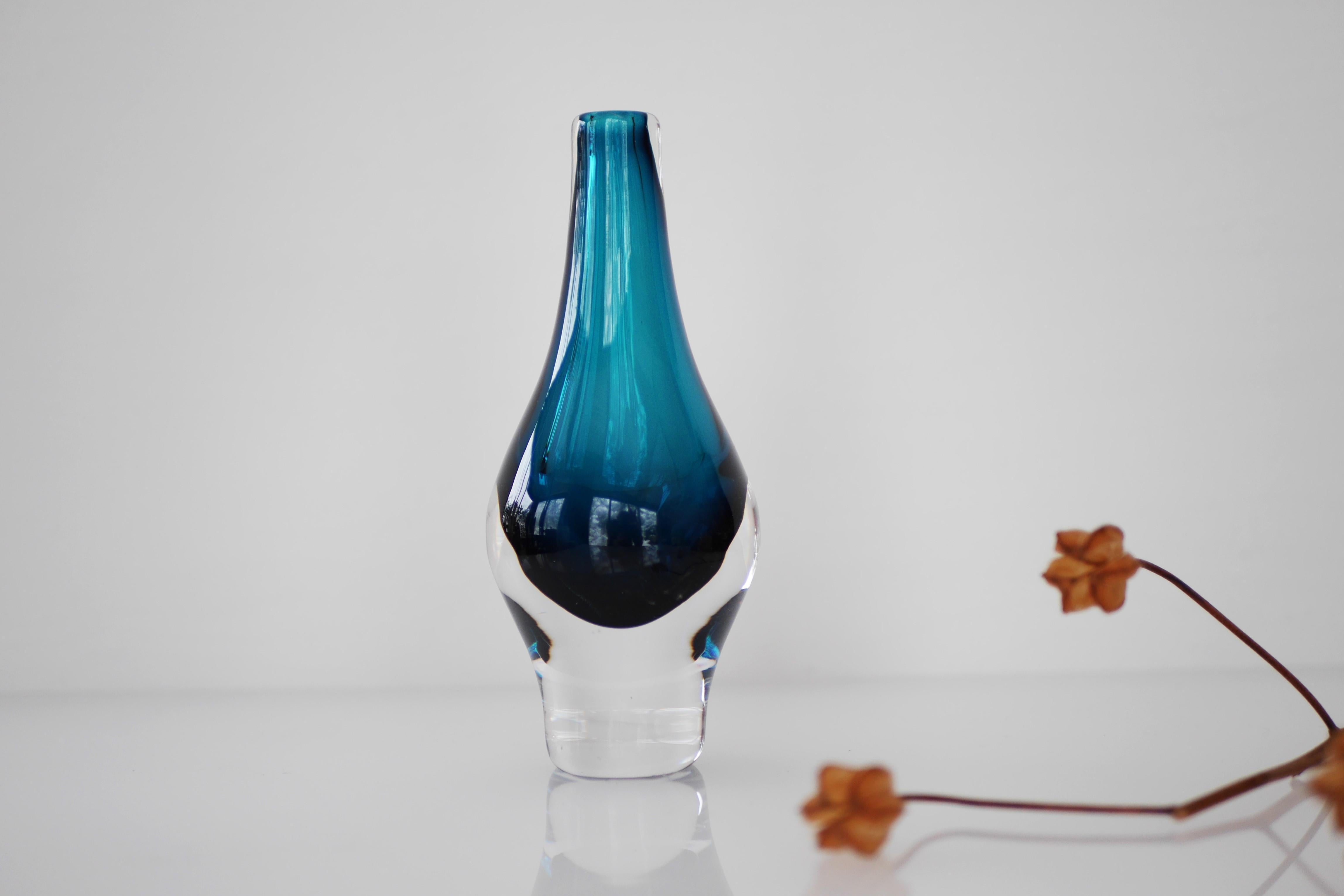 Miniature beschlagnahmte Vase aus Sommerso-Kristall, signiert von Mona Morales im Angebot 6