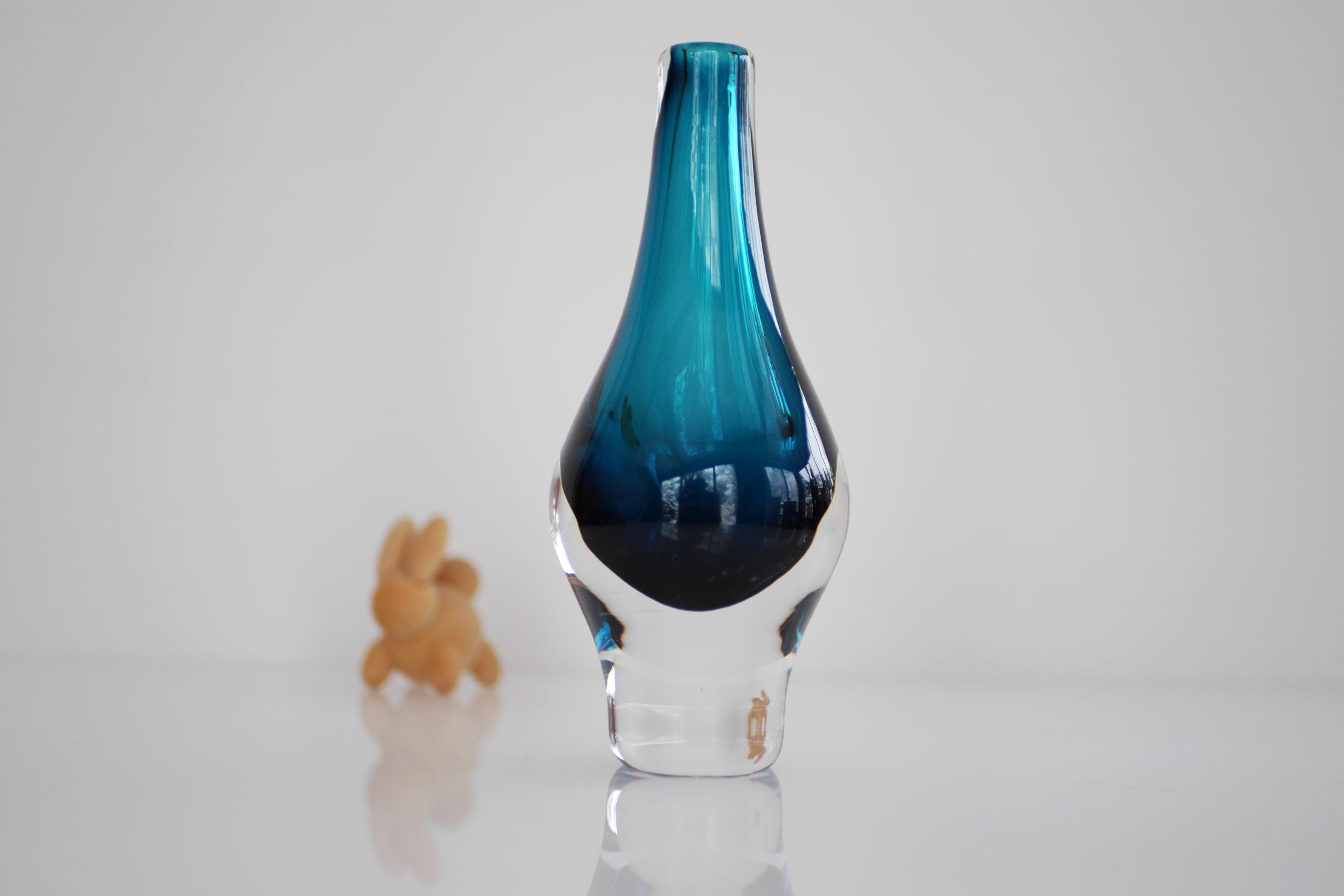 Miniature beschlagnahmte Vase aus Sommerso-Kristall, signiert von Mona Morales (Mitte des 20. Jahrhunderts) im Angebot