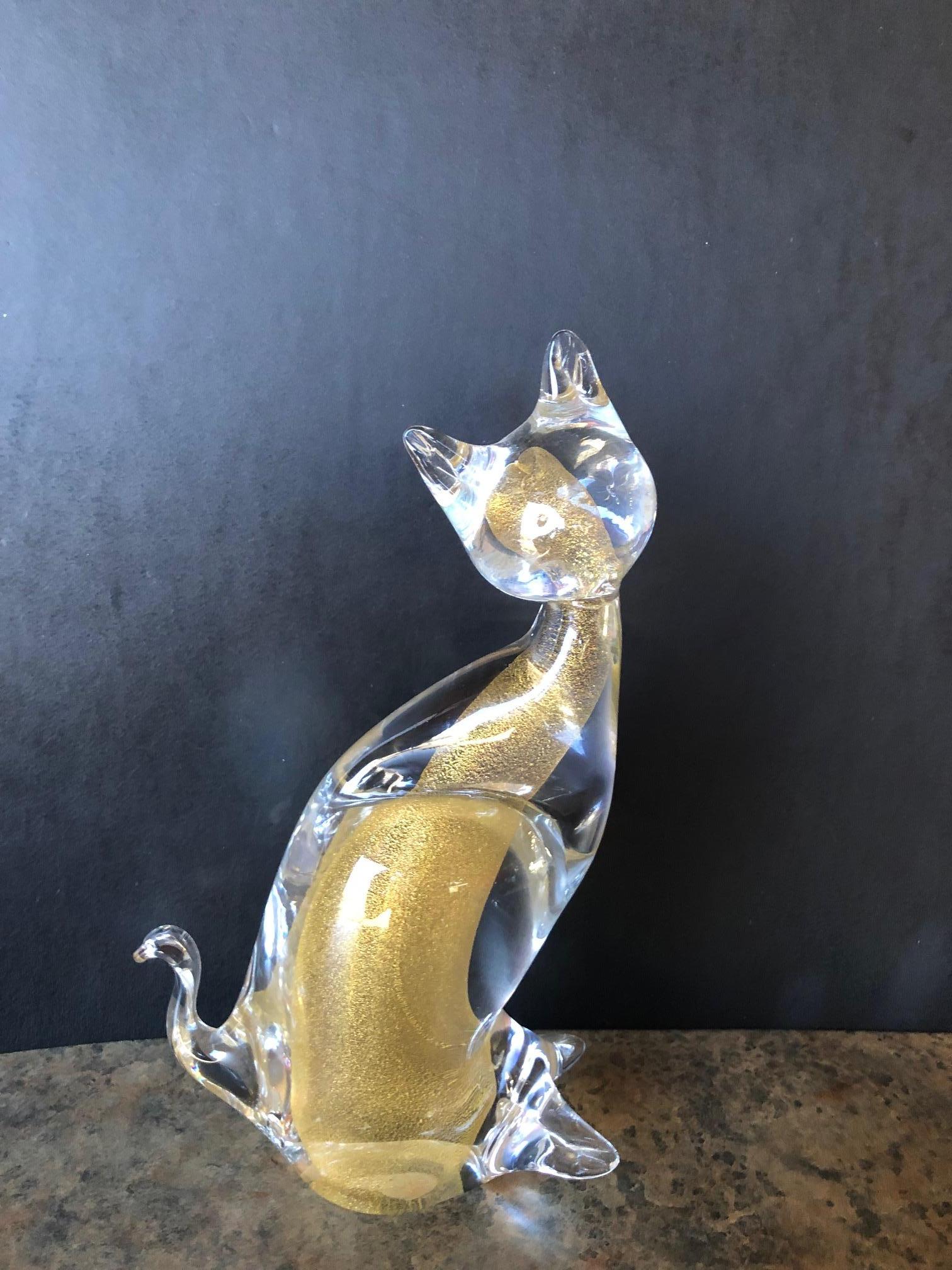 Eine sehr schöne Sommerso Kunstglas Katze Skulptur von Murano. circa 1980er Jahre. Der Umriss der Skulptur besteht aus klarem, mundgeblasenem Glas mit einem schimmernden, goldglänzenden Innenkern. Ein tolles Dekostück und ein Muss für jeden