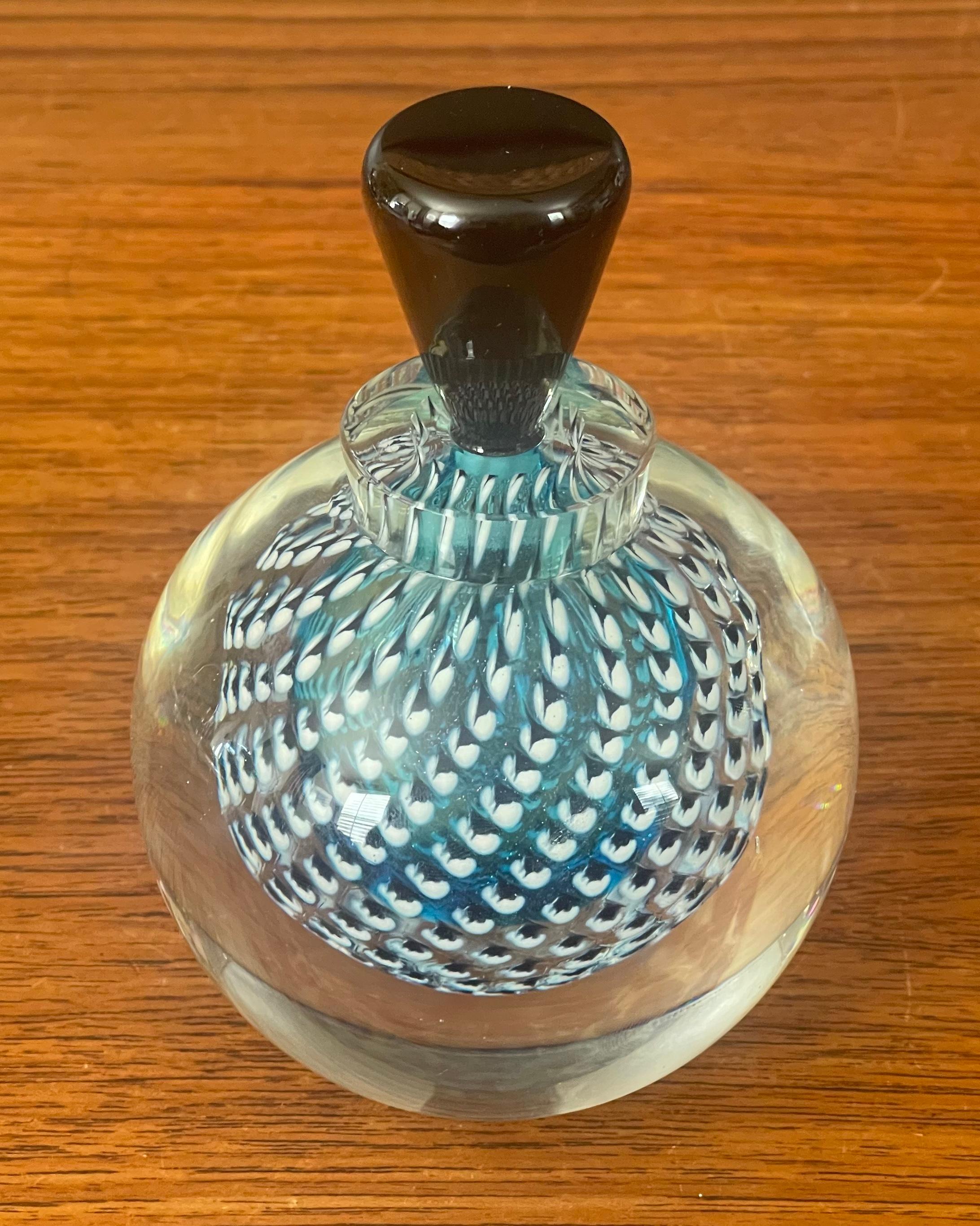 Splendida bottiglia di profumo in vetro artistico sommerso con tappo di Steven Correia, circa 1994. Questo pezzo è assolutamente splendido, con una sfera interna di vetro blu con file di punti bianchi e neri circondata da uno spesso strato esterno