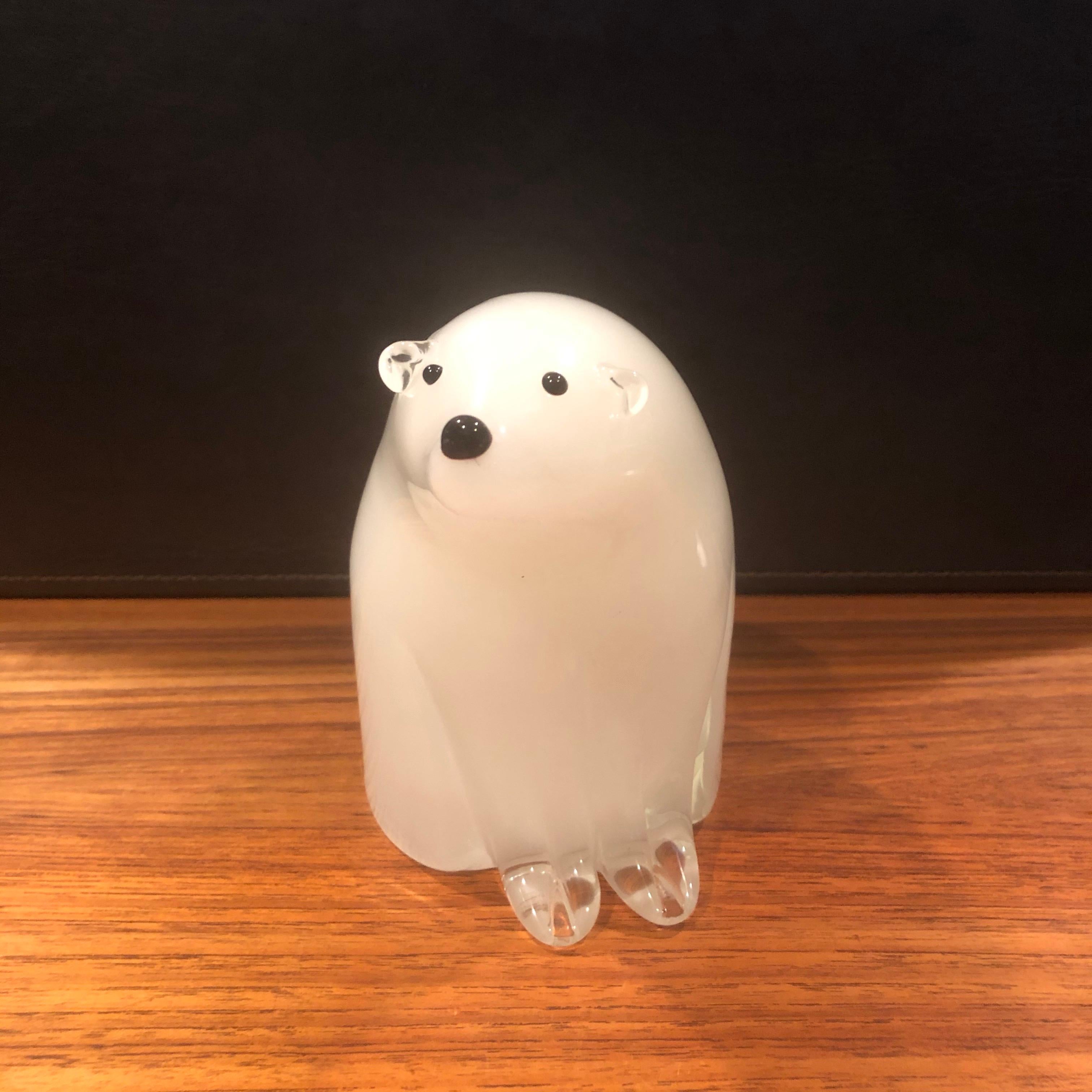 Une très belle sculpture d'ours polaire en verre d'art sommerso de Murano, vers les années 1970. Le contour de la sculpture est en verre soufflé transparent avec un noyau intérieur blanc brillant. Possède une étiquette autocollante Murano vintage.