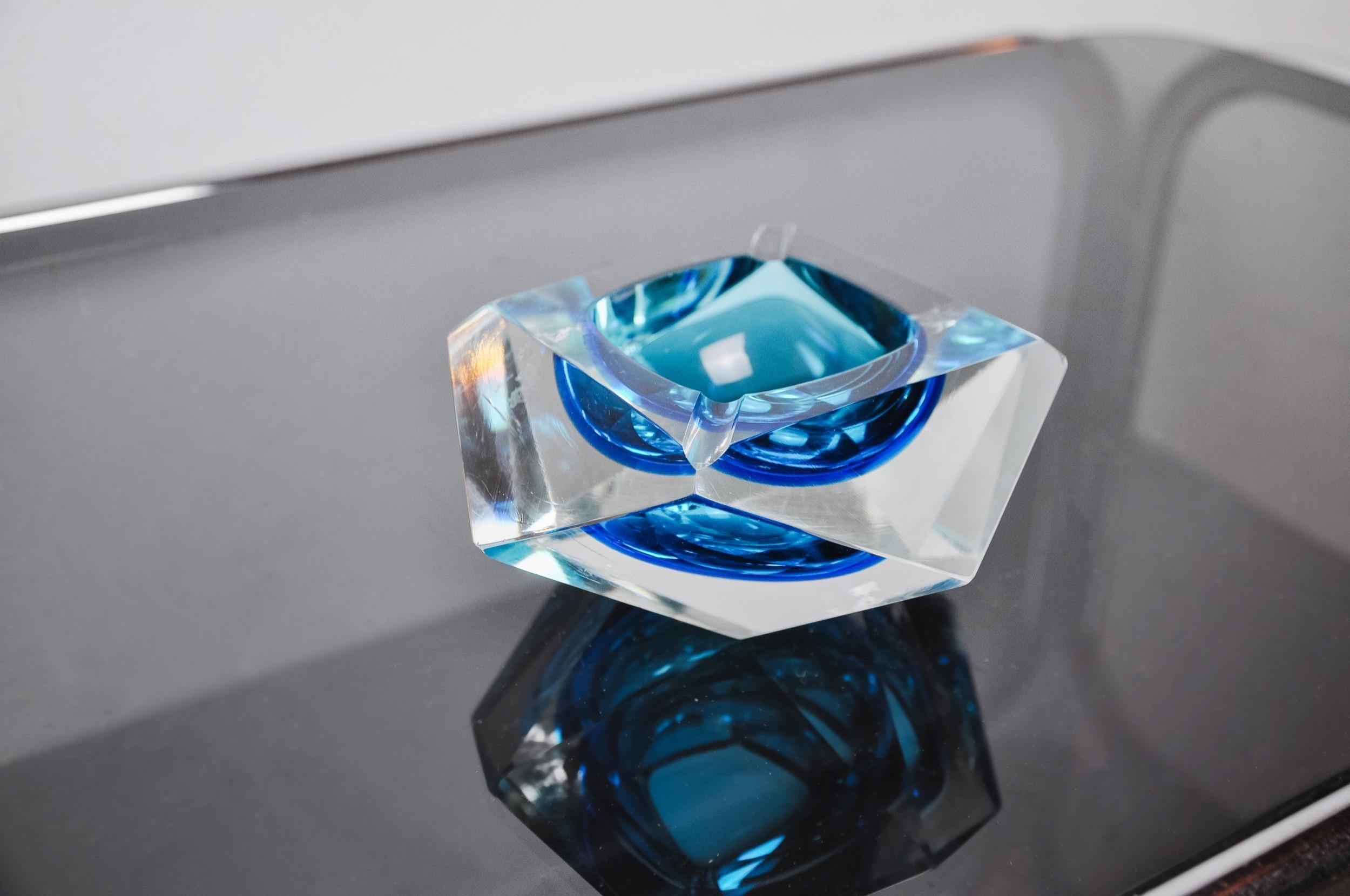 Superb and rare blue sommerso ashtray designed and manufactured for seguso in murano in the 1970s. Handcrafted work of faceted glass using the 